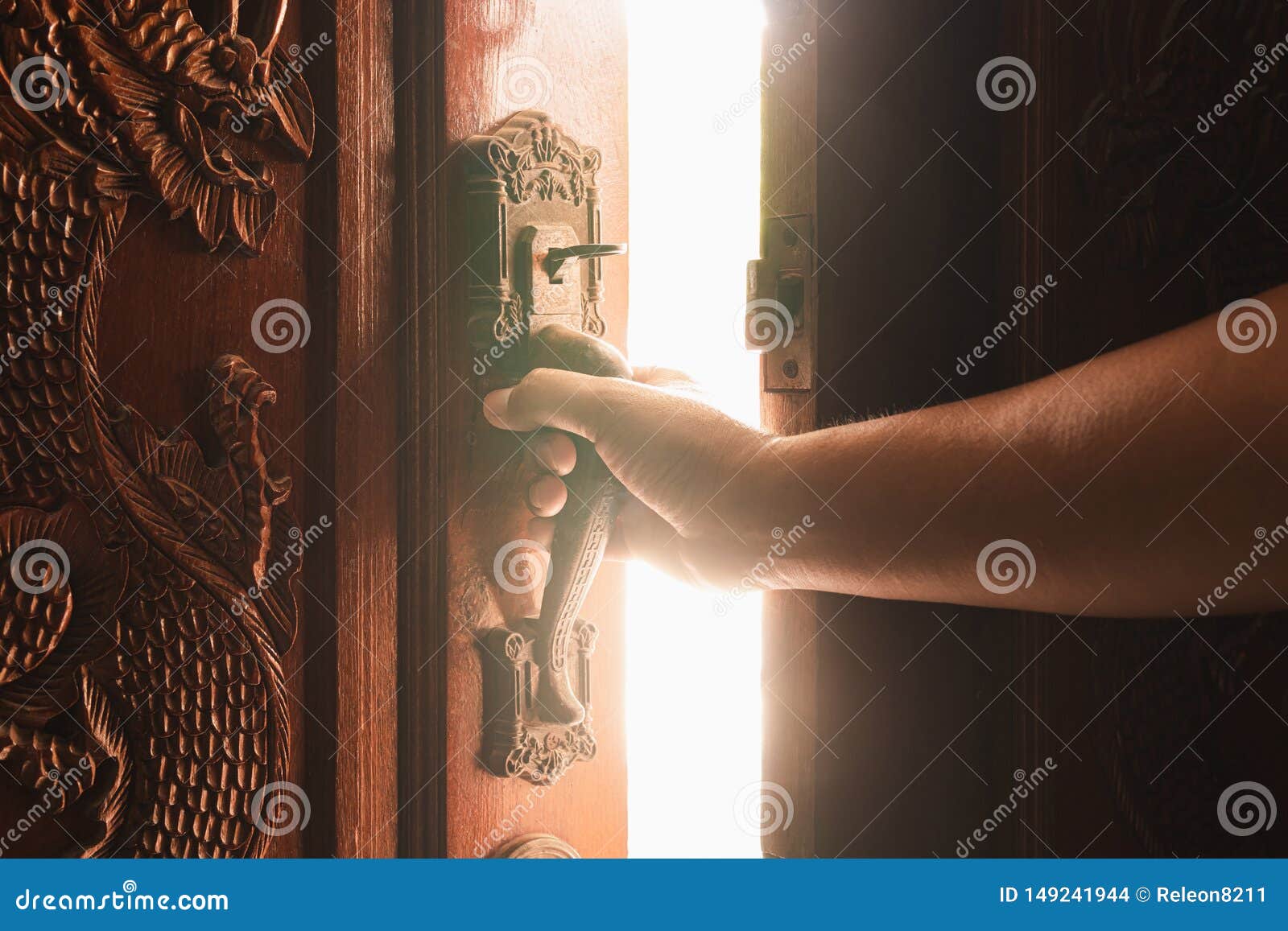 Дверь открывается рукой