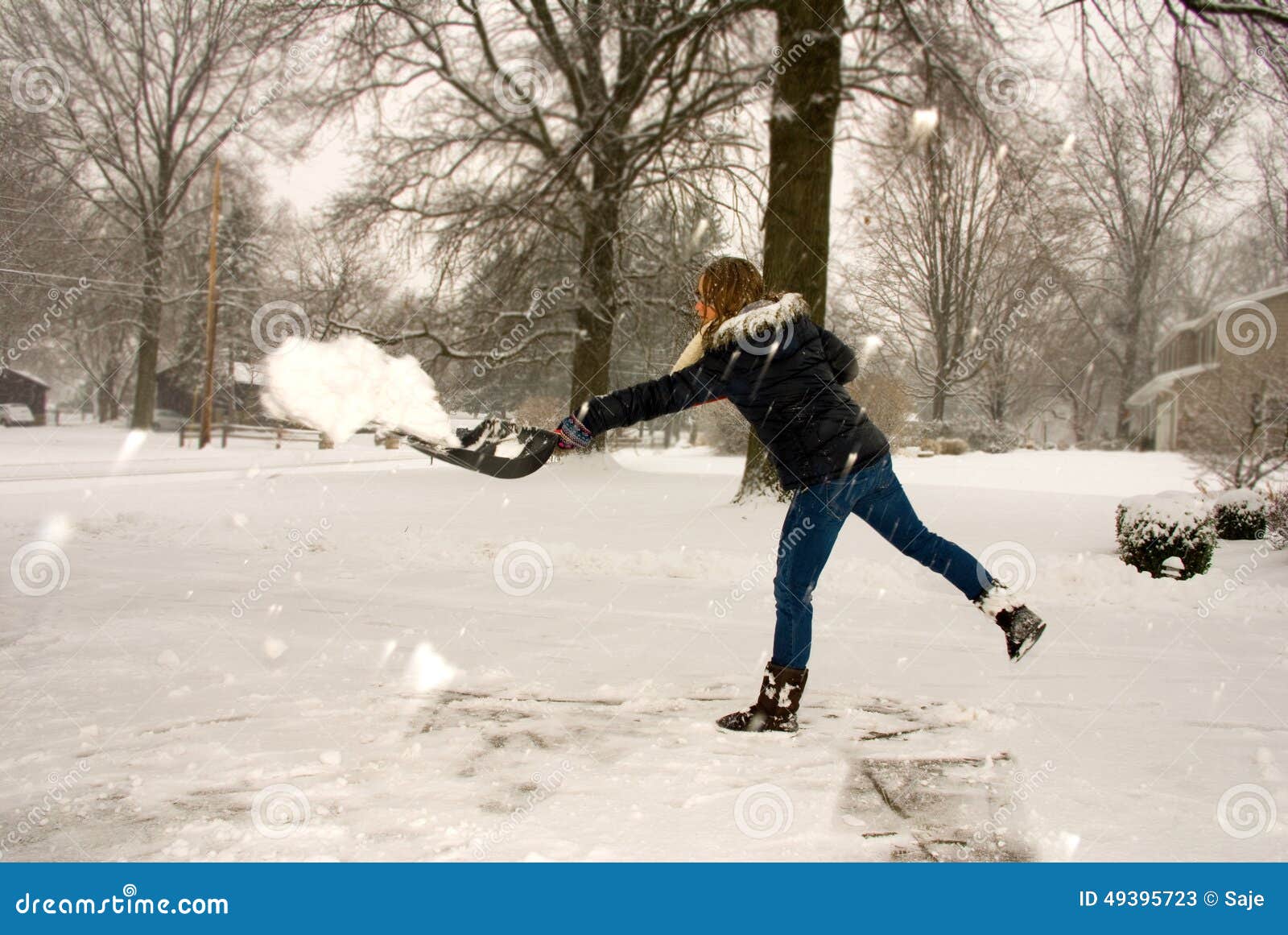 Кинул в сугроб. Кидание Снежка. Девушка бросает снежки. Кидает снег. Бросание снежков.