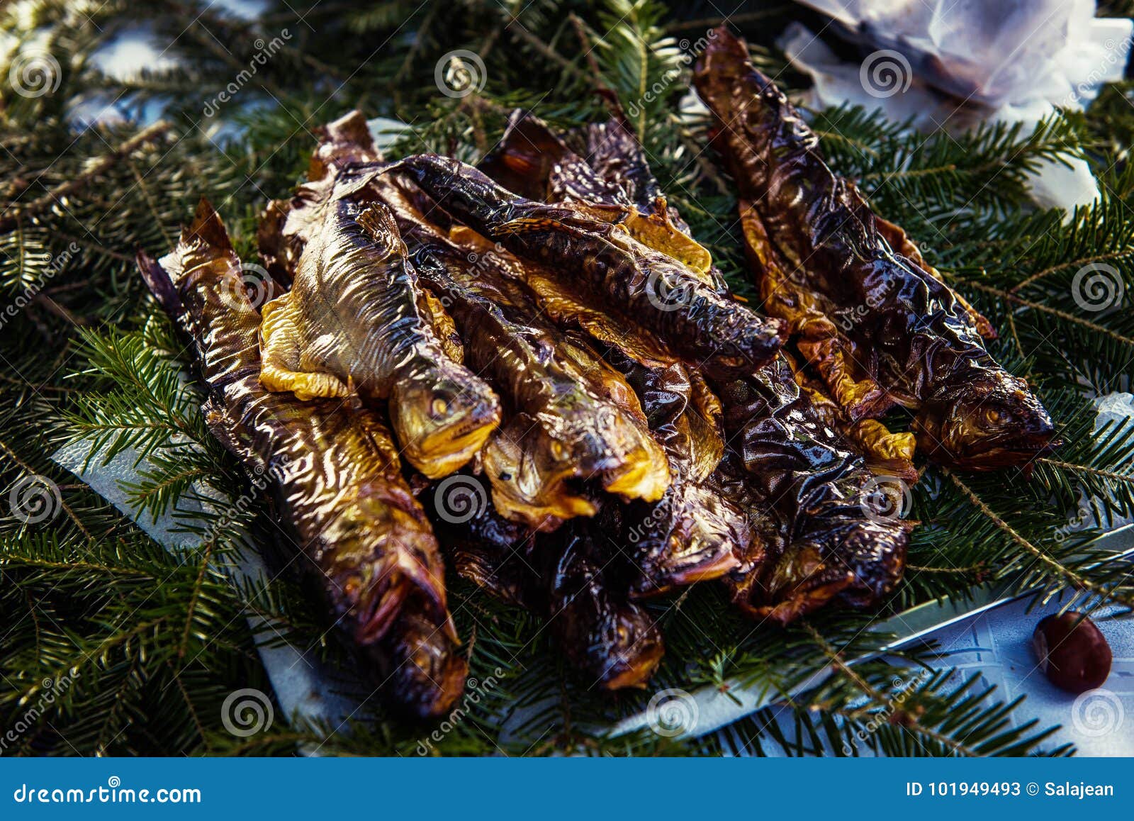 Хвойная рыба. Копчёная форель в Армении. Блюдо рыба в ветках сосны. Рыба в ветках сосны. Уши форели копченые.