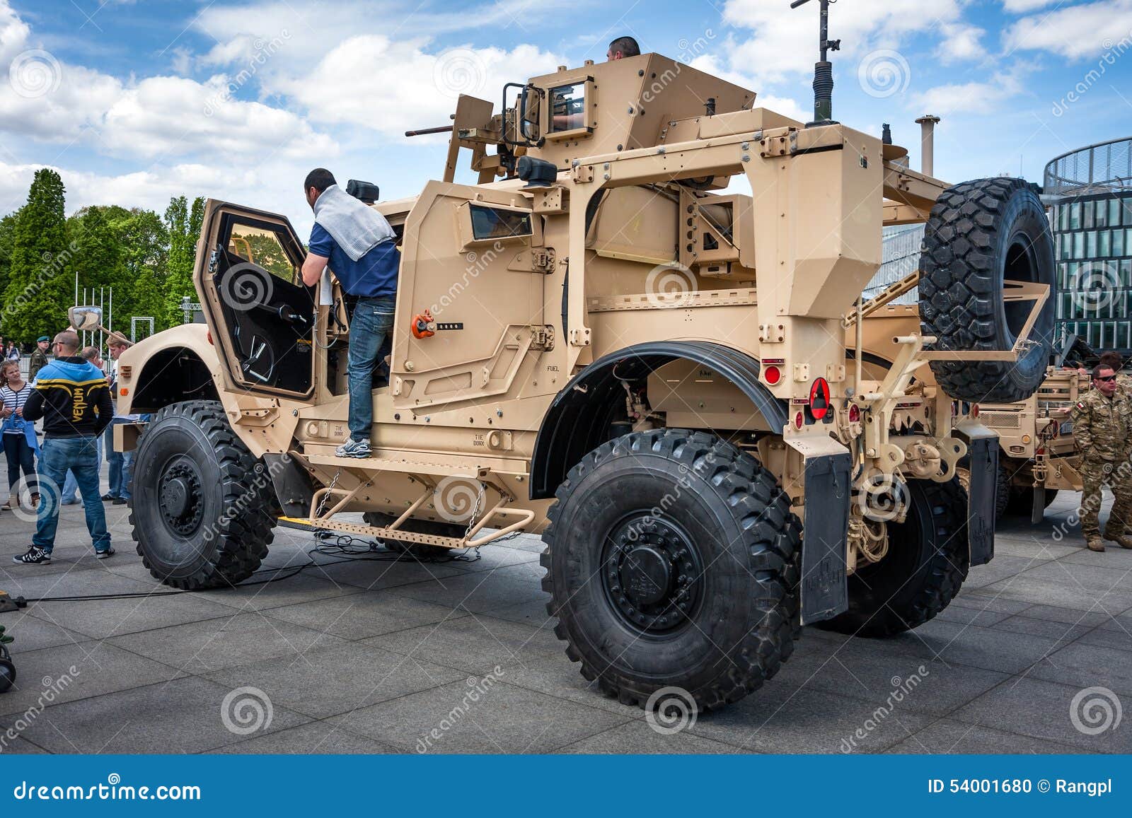 Корабль Oshkosh шахты упорный Редакционное Изображение - изображение  насчитывающей варшава, польша: 54001680