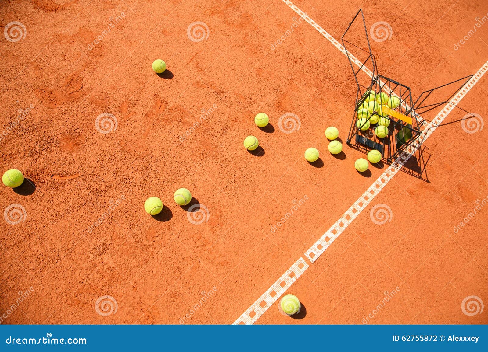 Игры с теннисными шариками. Теннисный корт корзина с мячами. Корзины с теннисными мячиками. Собирают мячи для тенниса. Корзина с теннисными мячами фотосессия.