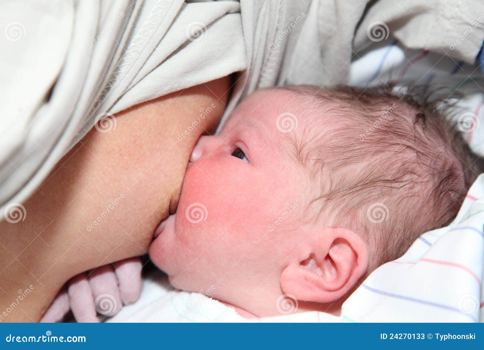 Кричит после кормления. Грудное вскармливание новорожденных в первые дни. Младенец плачет кормление грудью. Грудь у новорожденной девочки.