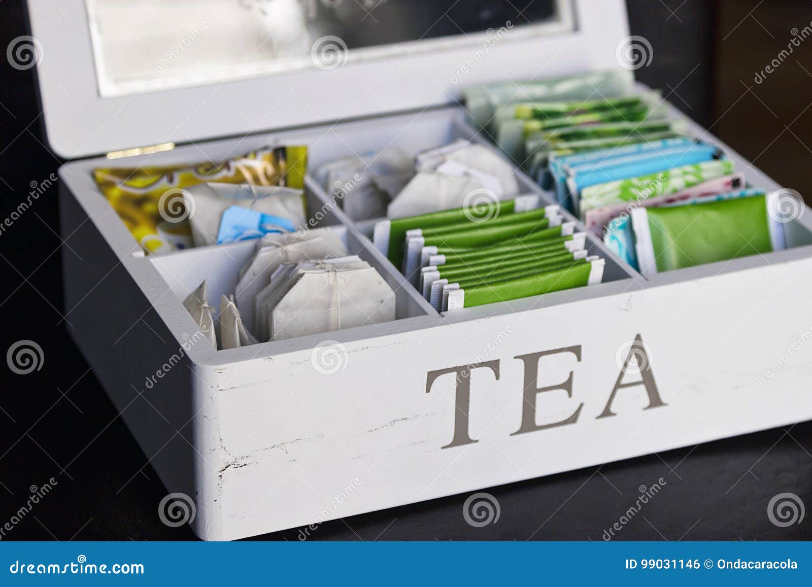 Сколько всего украшений лежит в коробке. Белая коробка чая. Белая коробочка чая. Чай в пакетиках белая коробка. Креативные коробочки для чая.