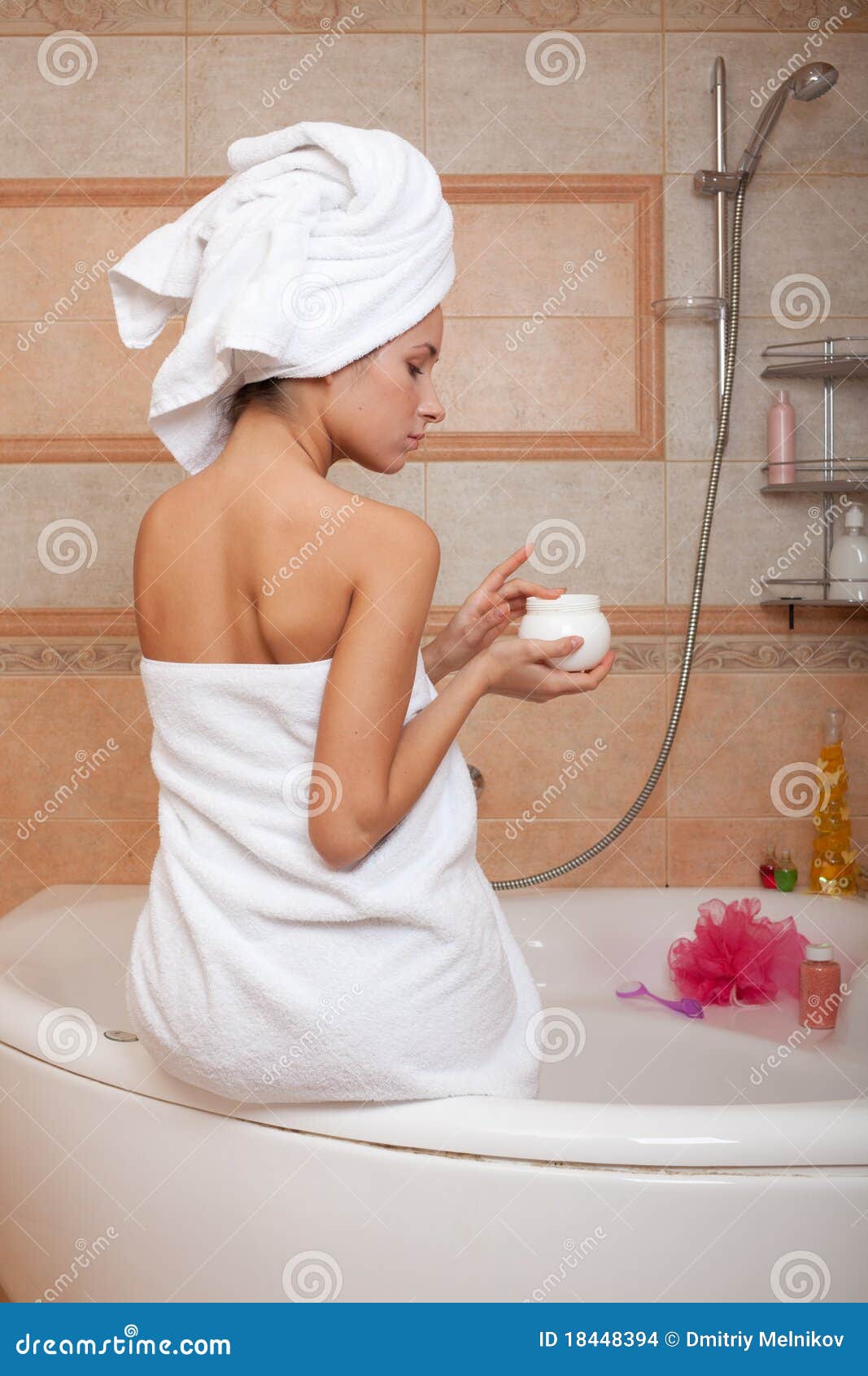Ходит в полотенце. Девушка в полотенце в ванной. Фотосессия в ванной с полотенцем. Девушка в полотенце в ванной фотосток. Женщины в ванной с кремом.
