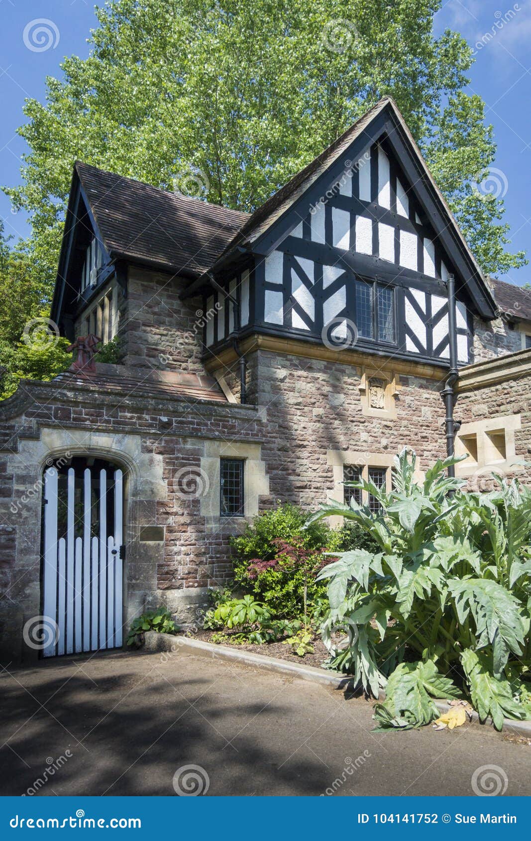 Коттедж Tudor Английского Языка Стоковое Фото - Изображение.