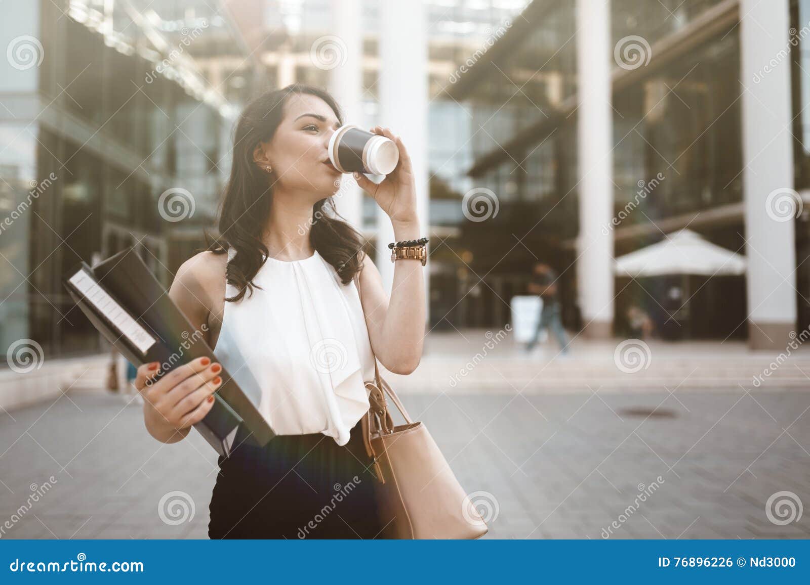 Like woman go. Кофе на ходу девушка. Девушка с кофе на улице. Девушка со стаканчиком. Бизнесвумен с кофе.