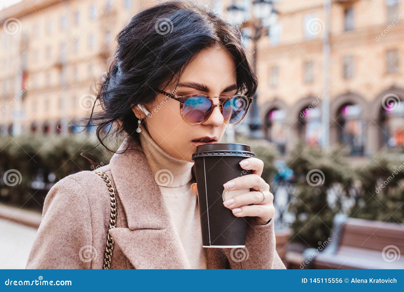 Брюнетка с кофе