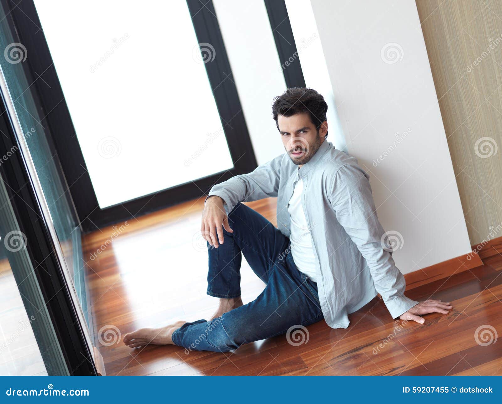 мужчина сидит на полу. мужик сидит на полу. мужик сидит на полу. мужчина сидя на полу. парень с алкоголем.