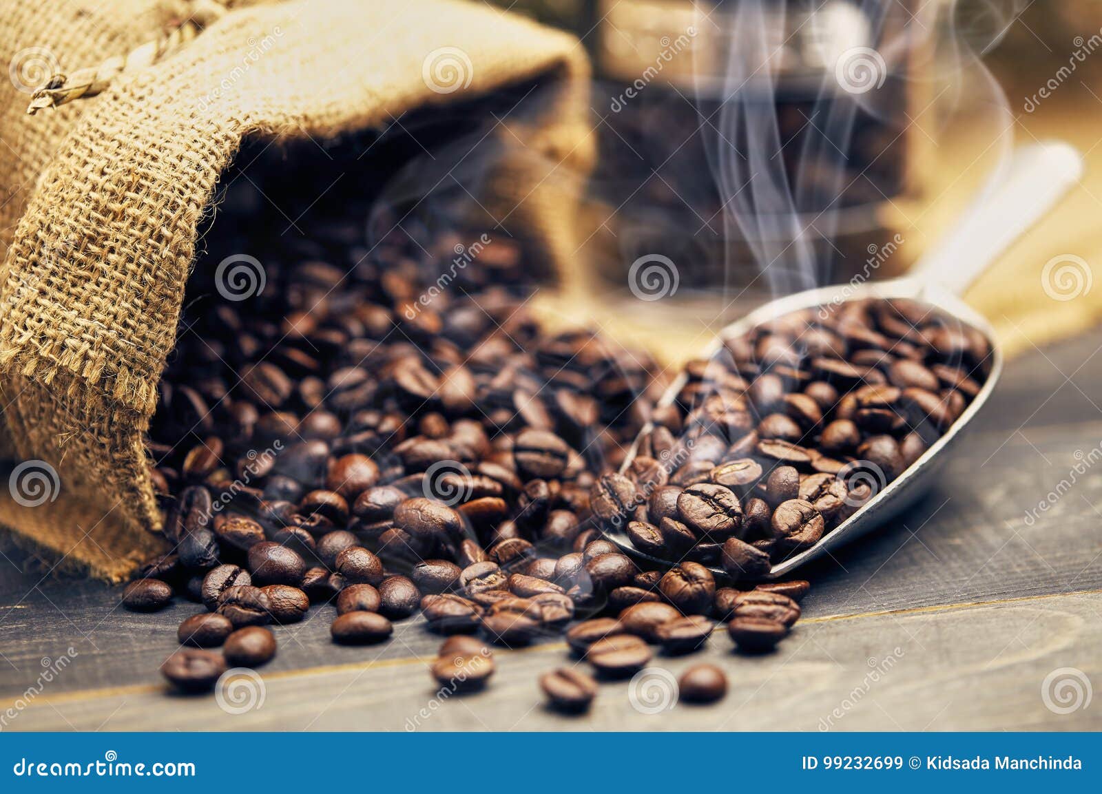 Зернышко гадание скучает. Фартуки кофе с зернами. Фотообои жареный кофе. Падающие жареные кофейные зерна. Гадать на кофейном зерне скучает ли он.