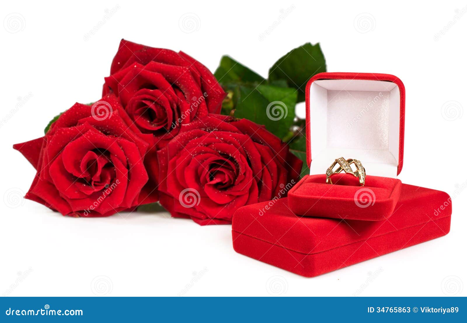 Кольцо золота в красной подарочной коробке с букетом роз Стоковое Изображение - изображение насчитывающей флористическо, розы: 34765863