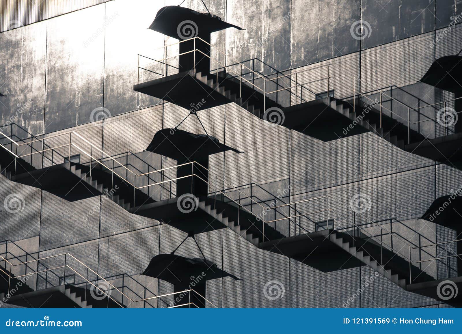 Красивая абстрактная картина тени бросила на внешнее здание от лестницы  пожарной лестницы Стоковое Изображение - изображение насчитывающей место,  люди: 121391569