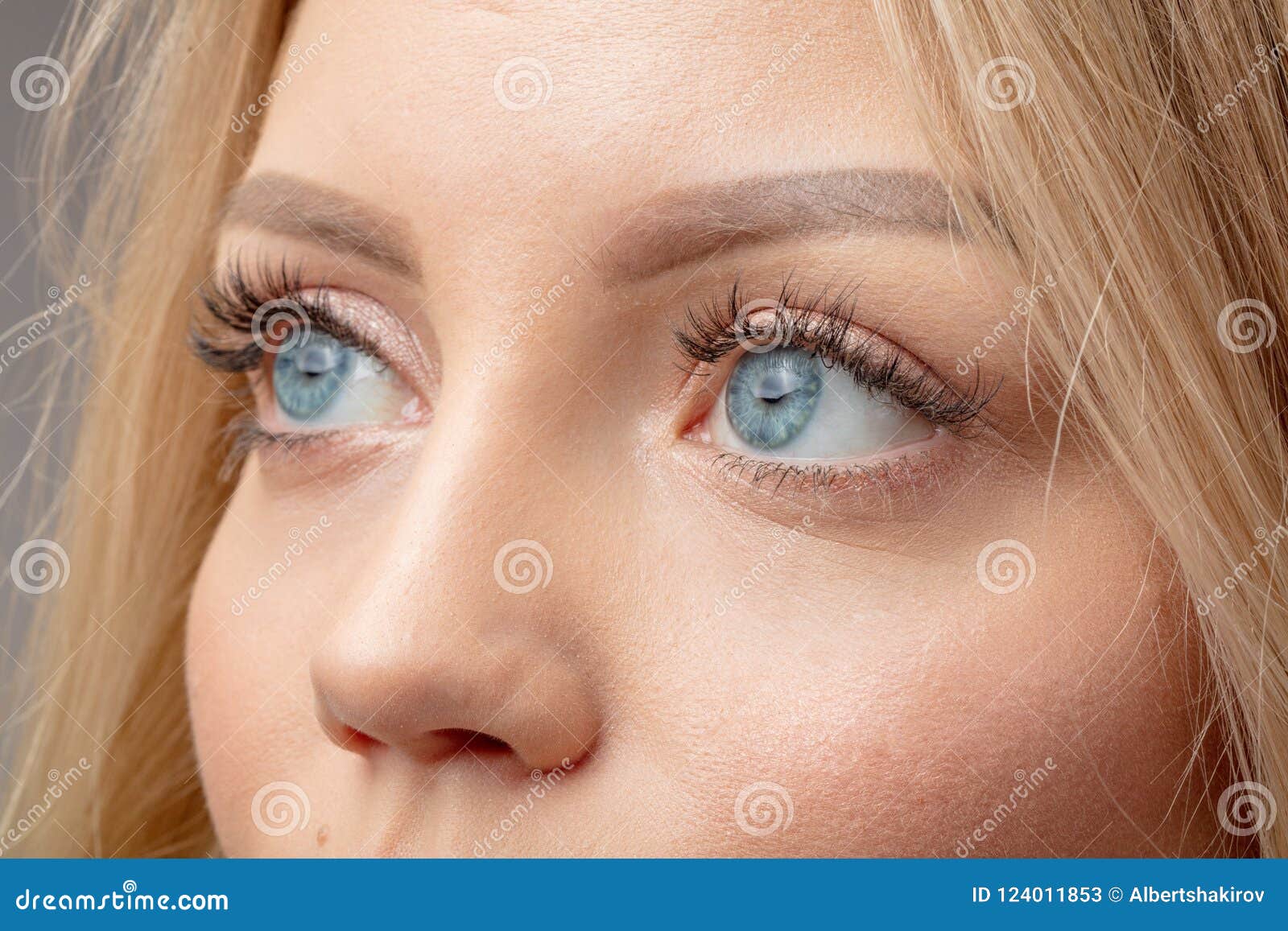 Очаровательная блондиночка с голубыми глазками