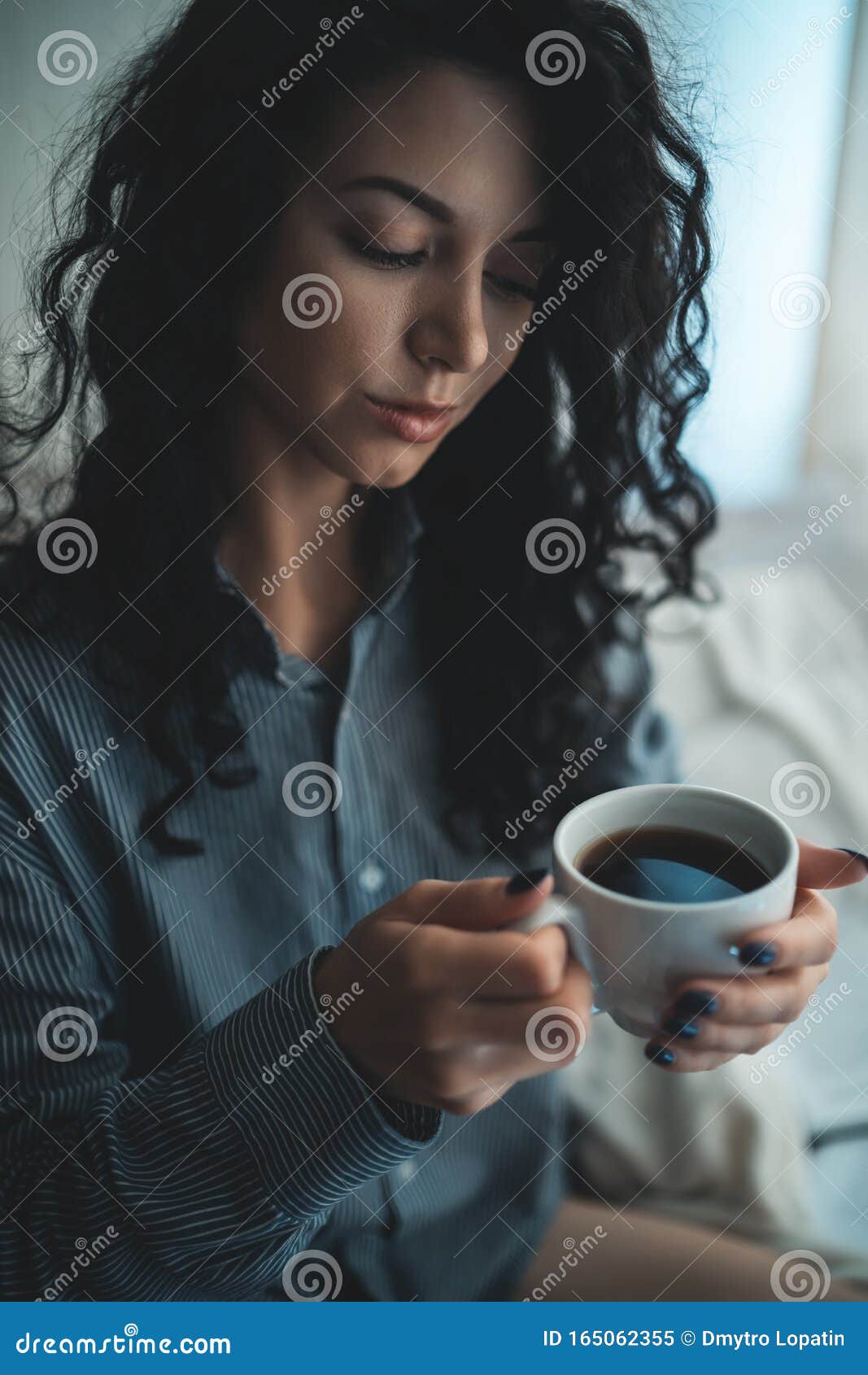 Брюнетка с кофе
