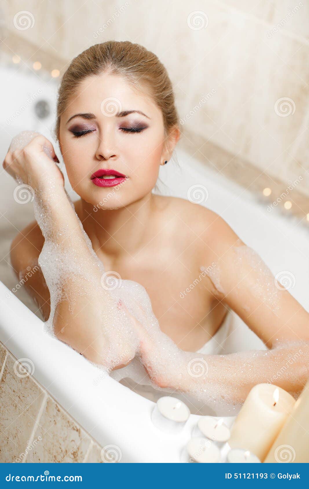 Блондинка в ванной
