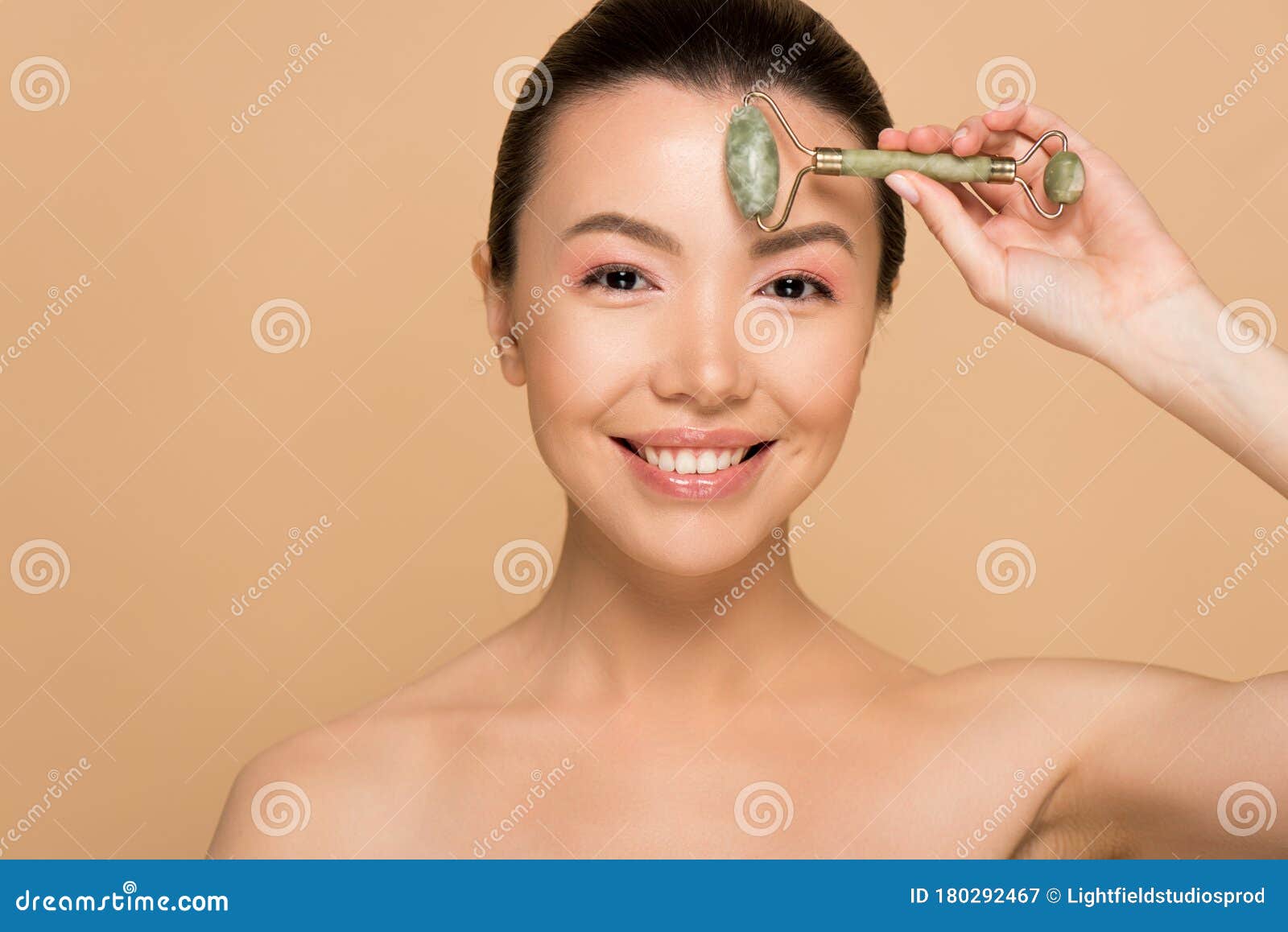 голая женщина делает массаж