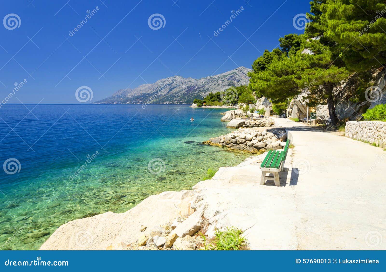Красивая голубая лагуна в Brela, Makarska Riviera, Далмации, Хорватии  Стоковое Изображение - изображение насчитывающей ландшафт, ривьера: 57690013