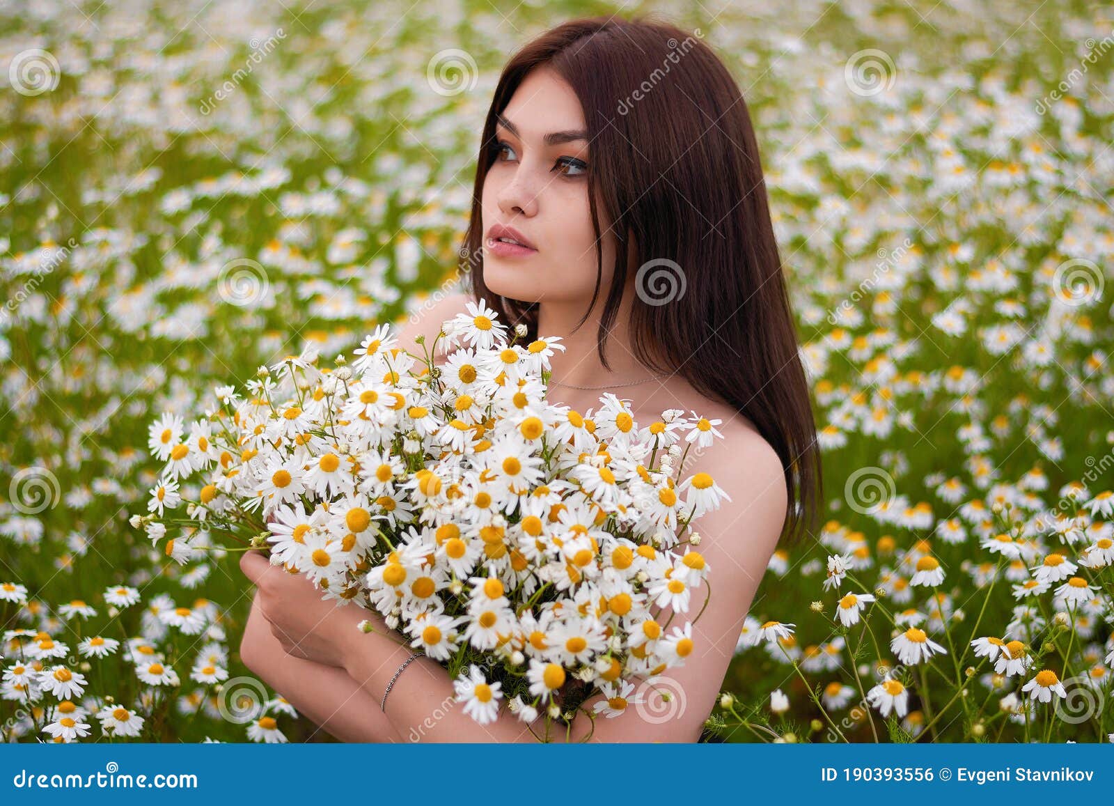Брюнетка с ромашками