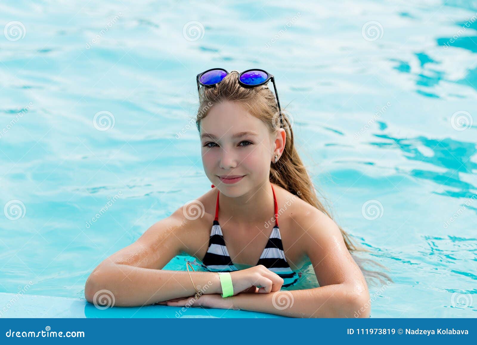 Красивая девочка в бассейне