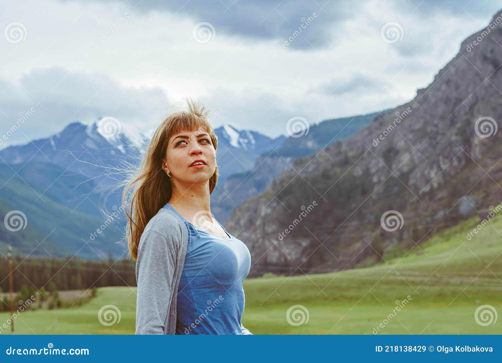 Девушка позирует в горах