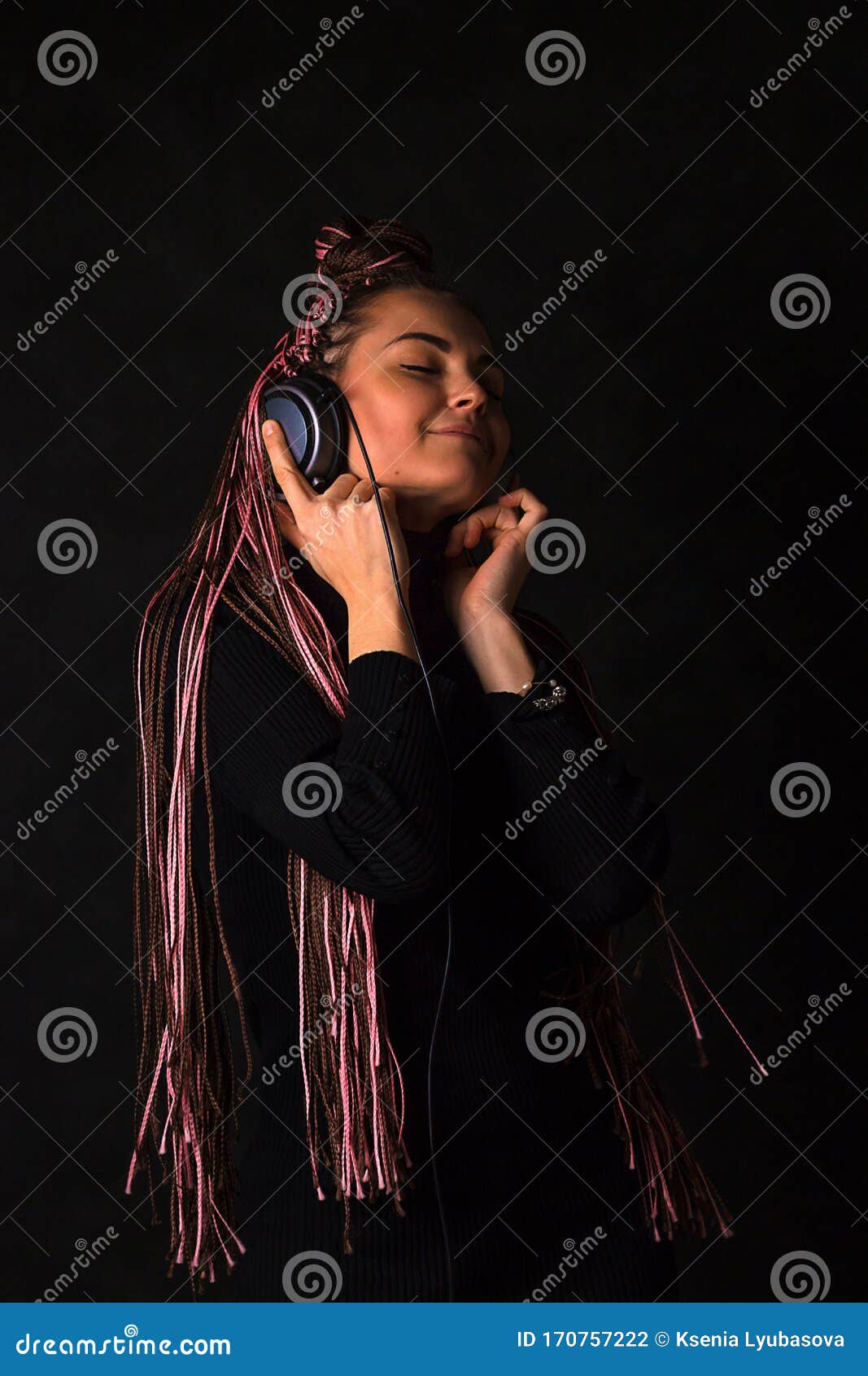 Красивая девушка с африканским Zizi косички слушает музыку в наушниках с закрытыми глазами на черном фоне Стоковое Фото - изображение насчитывающей высоко, наслаждение: 170757222