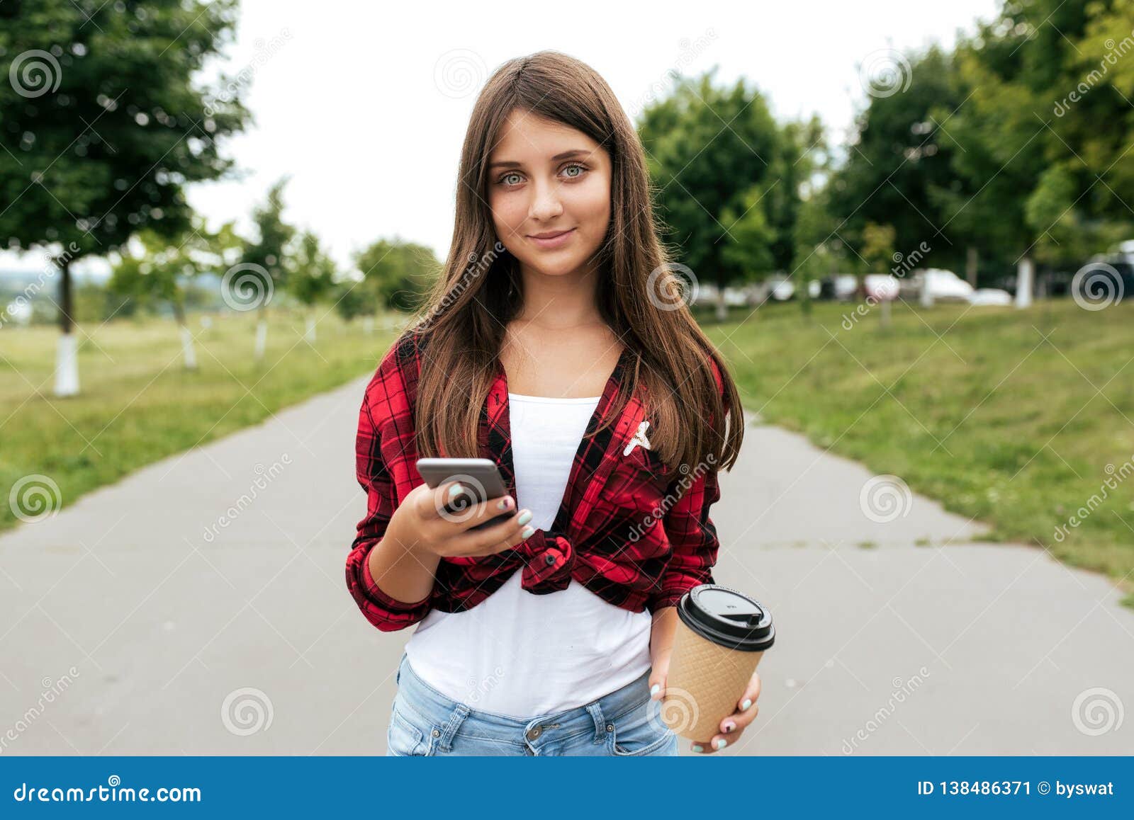 Красивая девушка с длинным подростком волос 11-12 лет, стоящ летом в парке  города В руках смартфона и Стоковое Изображение - изображение насчитывающей  чашка, красивейшее: 138486371