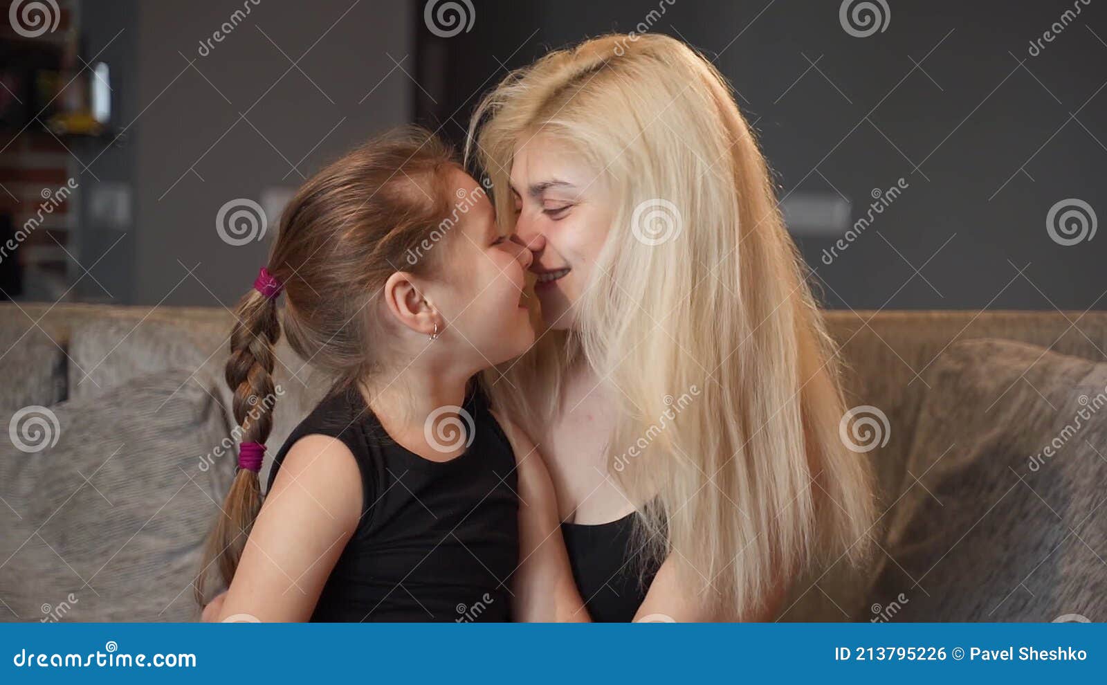 Девушка целует девушку видео