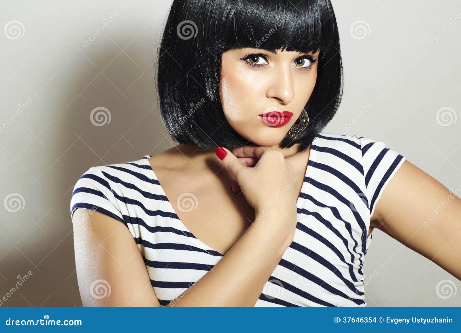 Krasivaya Devushka Bryunet V Plate Chernye Volosy Strizhka Bob Krasnye Guby Zhenshina Krasoty S Kraem Stokovoe Foto Izobrazhenie Naschityvayushej Krasnye Plate 37646354