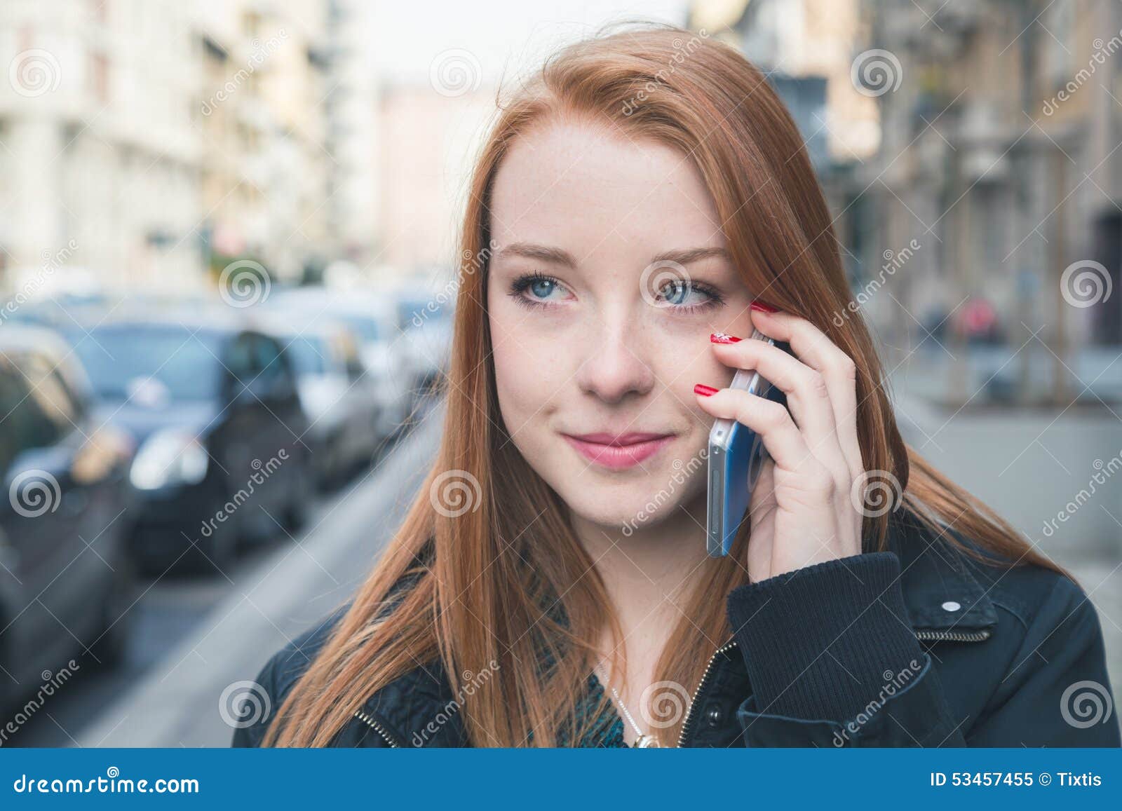 Сказать мужским голосом. Говорит по телефону на улице. Девушка разговаривает по телефону на улице. Баба с мужским голосом. Девушка говорит по айфону на улице.