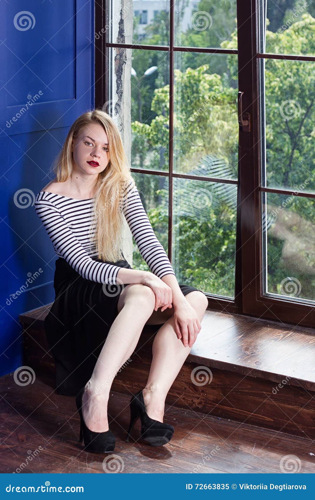Красивая девушка около окон дома Стоковое Изображение - изображение  насчитывающей усаживание, способ: 72663835