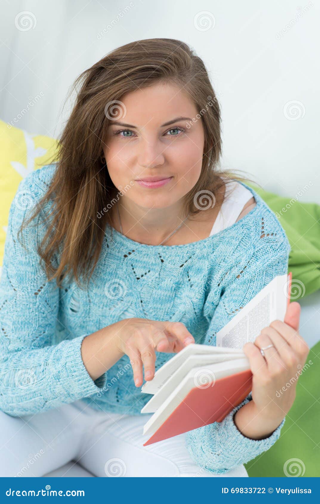 Девушка читает на вибраторе. Полная девушка читает книгу. Женщины читают книги 35 лет. Девушка читает книгу 3\4. Девушки читающиеся неприкосновенными.