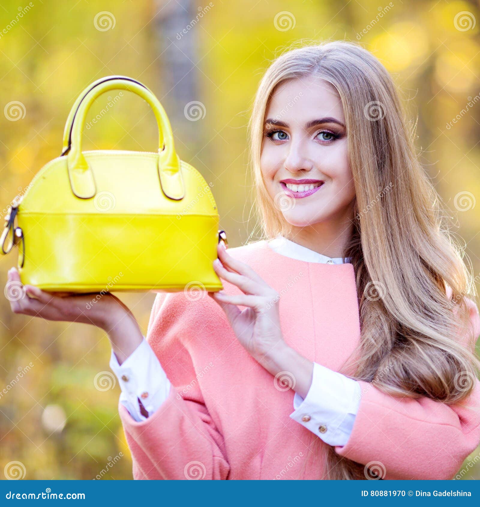 Красивая девушка с тенью Красивая девушка с тенью