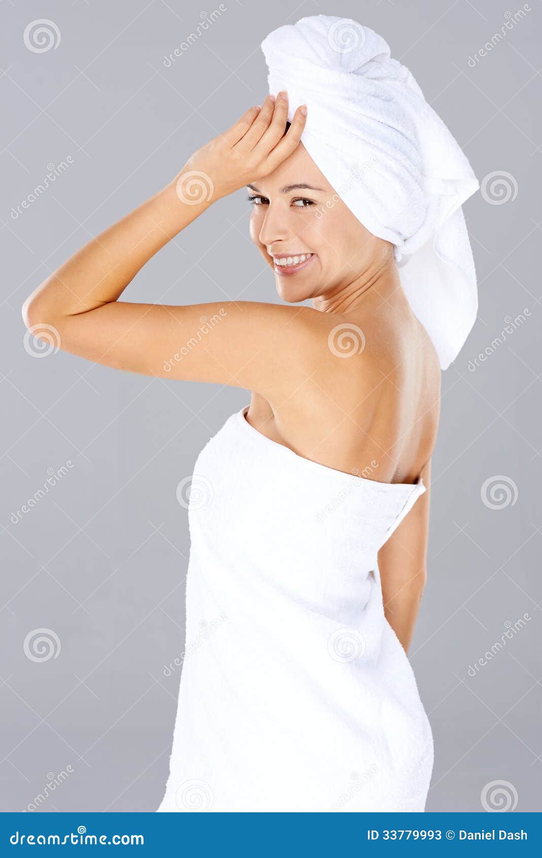 Работа в полотенце. Девушка обернутая в полотенце. Девушка завернутая в полотенце. Полотенце для девочек. Девушка замотанная в полотенце.