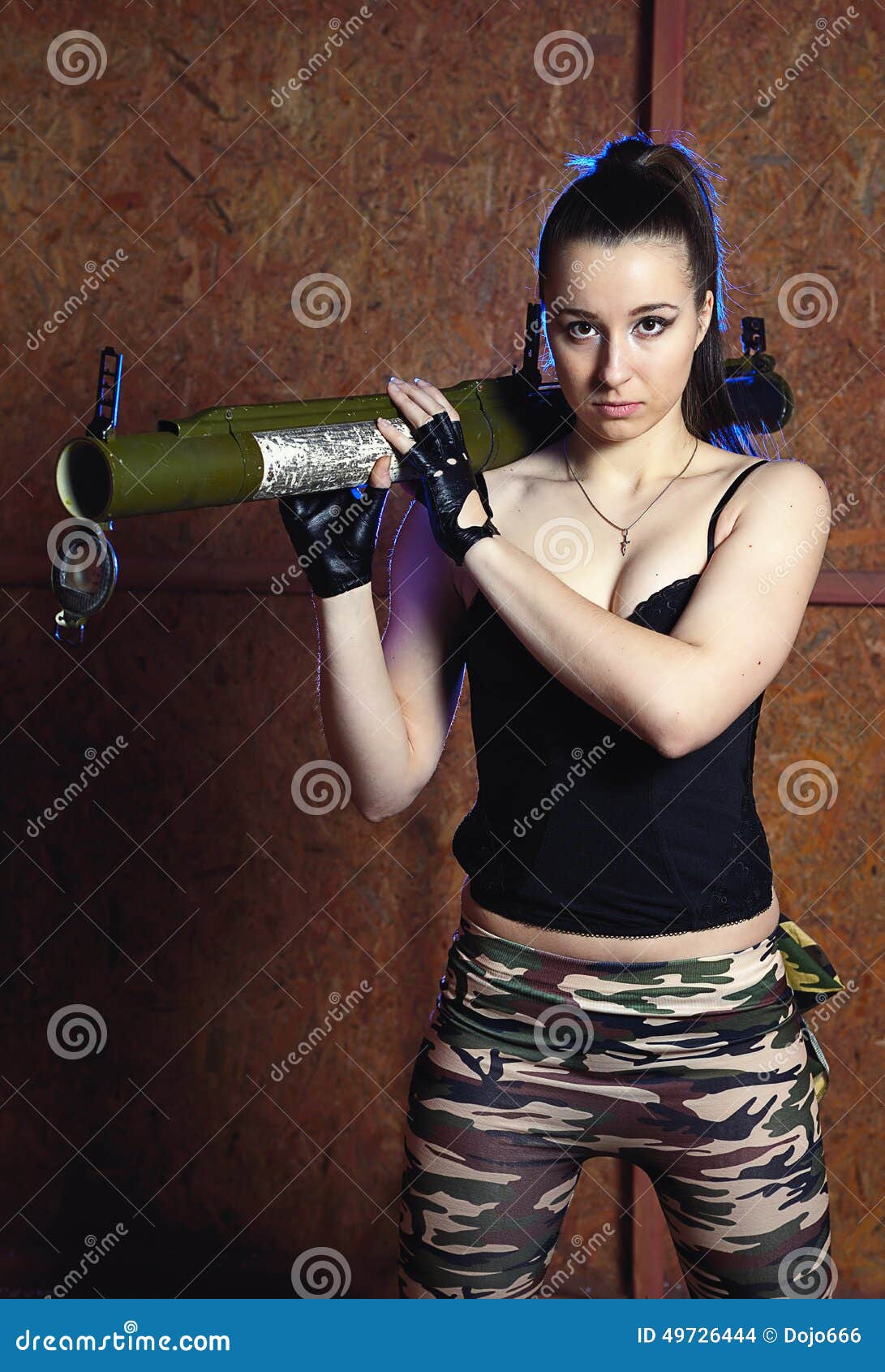 Bella bazooka. Девушка с базукой. Женщина с гранатометом. Девочка с гранатометом. Красивая девушка с гранатометом.