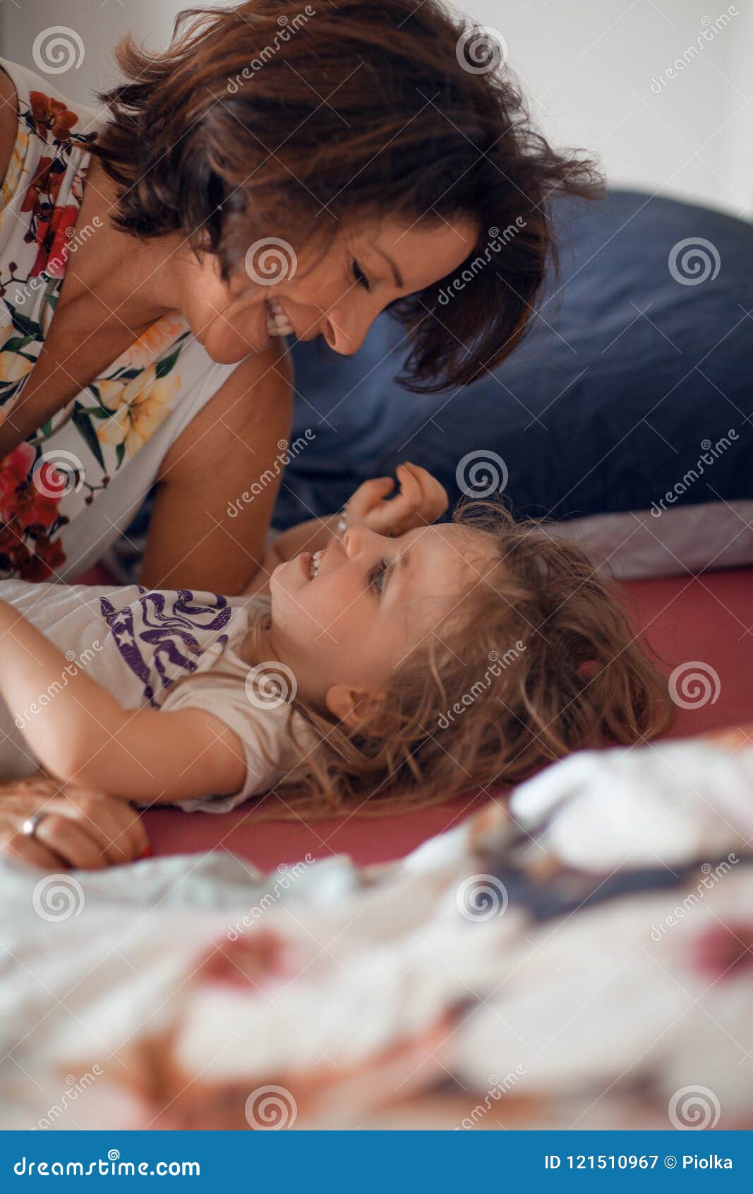 Мать лесбиянство. Мать и дочь обнимаются постель. Мама целует дочку в кровати. Мама обнимает дочь в кровати. Ребенок прижимается к маме.