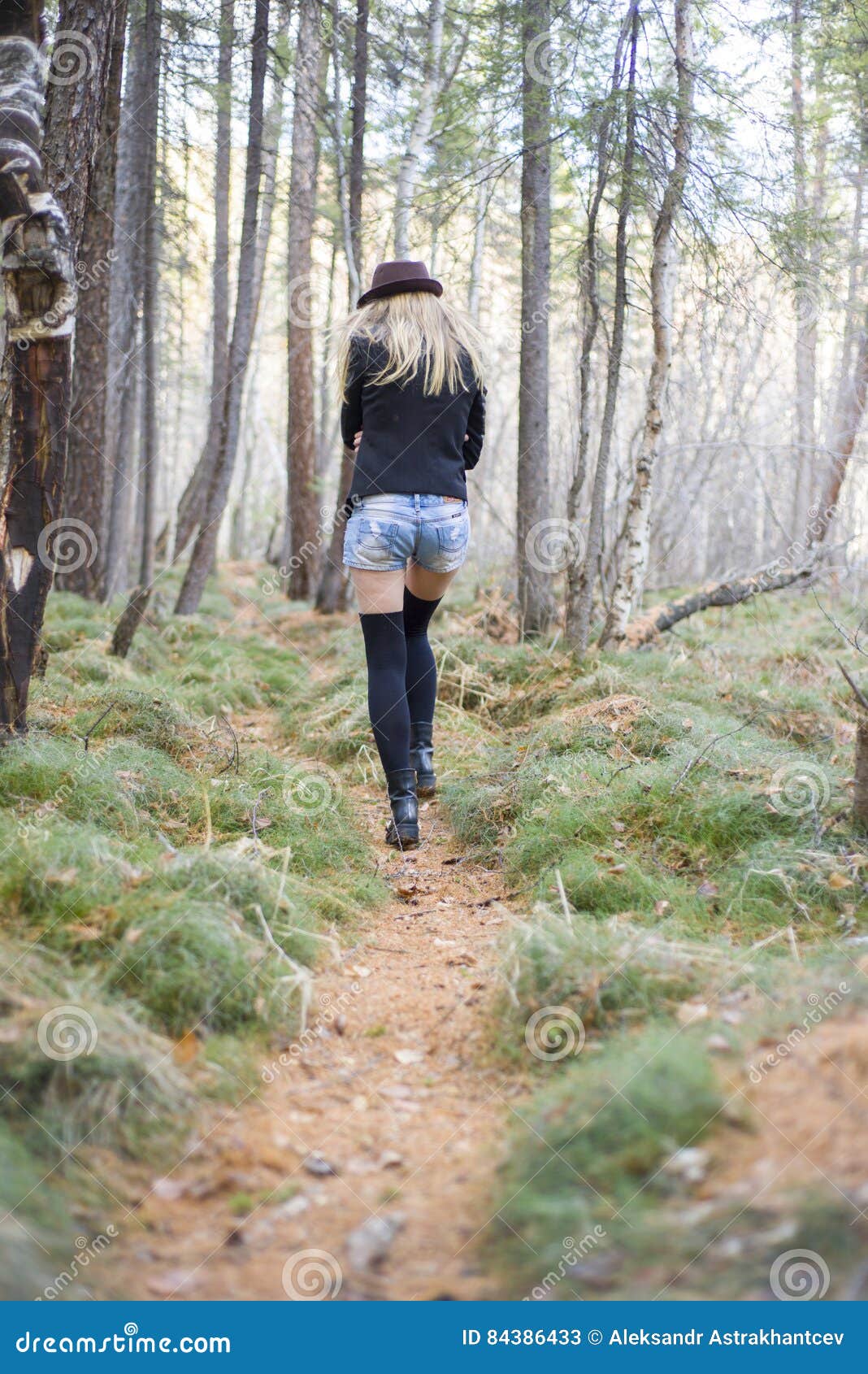 Девушки пошли пописать. Девушка испражняется в лесу. Женщина гуляет в лесу. Большие девочки в лесу. Девочка покакал в лесу.