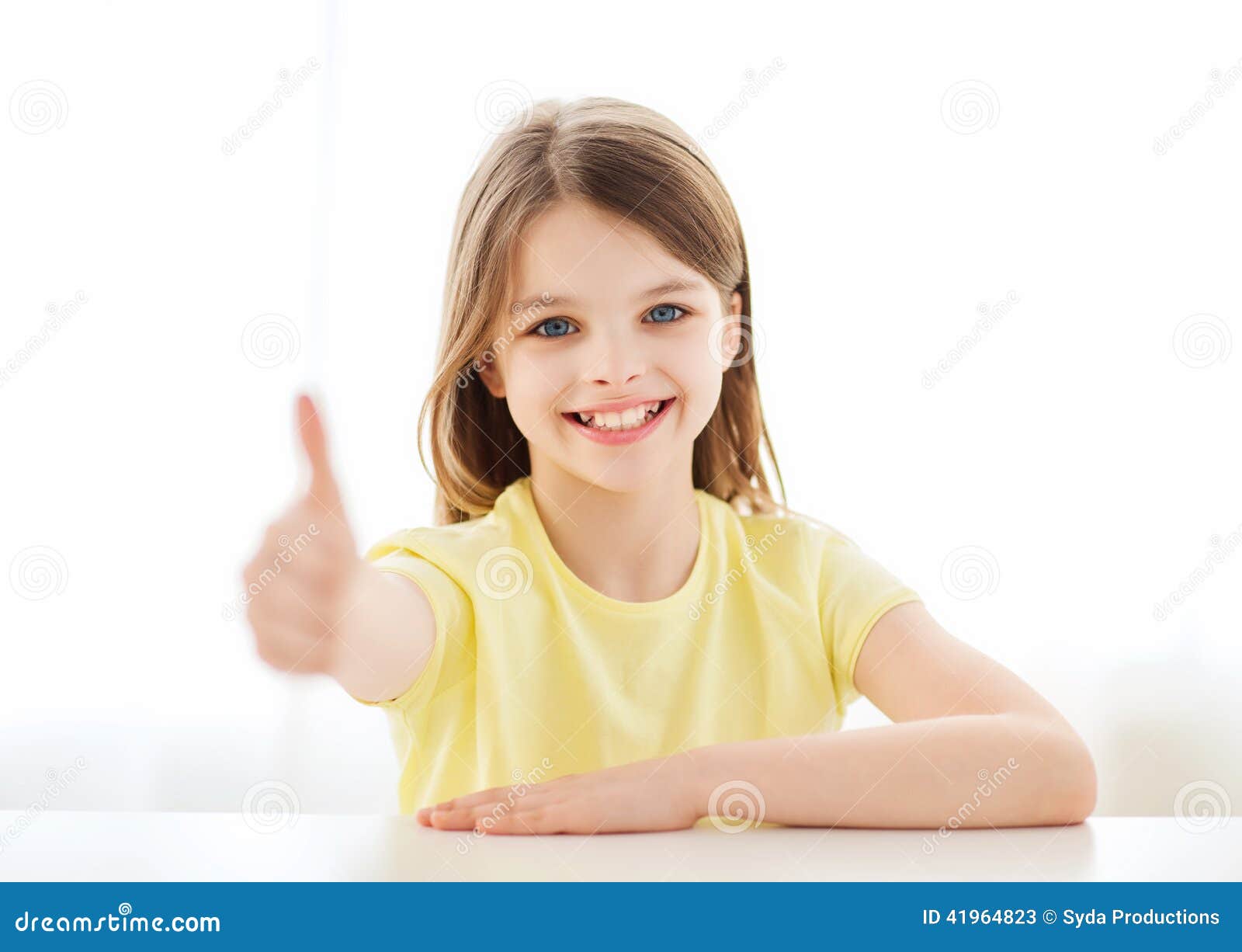 Ребенок с вытянутой рукой. Ребенок показывает класс. Champion girls counting image. Девушка с вытянутой рукой. Девочка показывает сердечко руками.