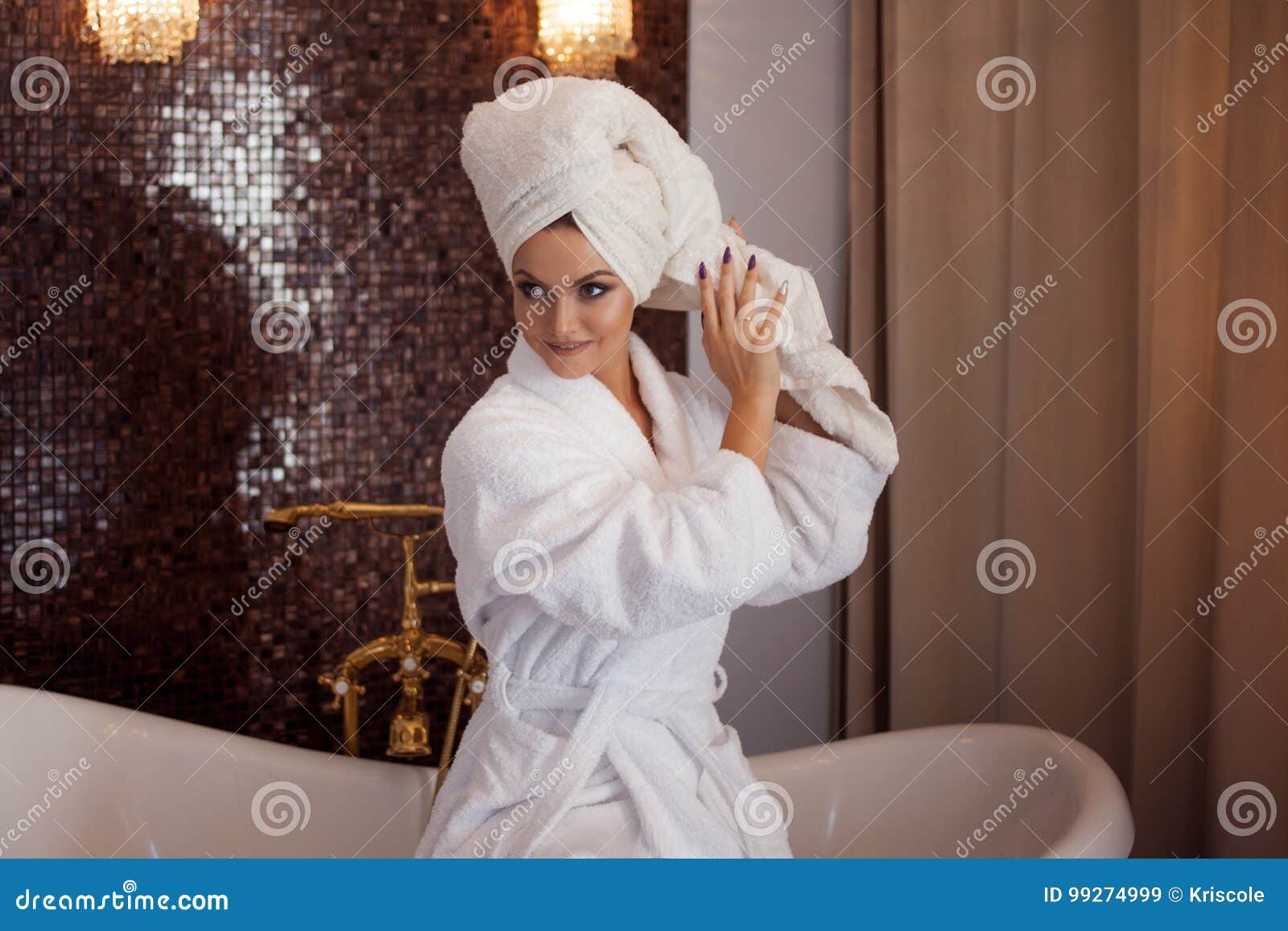 Сестра после ванной. Девушка в халате и полотенце на голове. Фотосессия в халате и полотенце. Девушка с полотенцем на голове. Девушка в халате ванна.