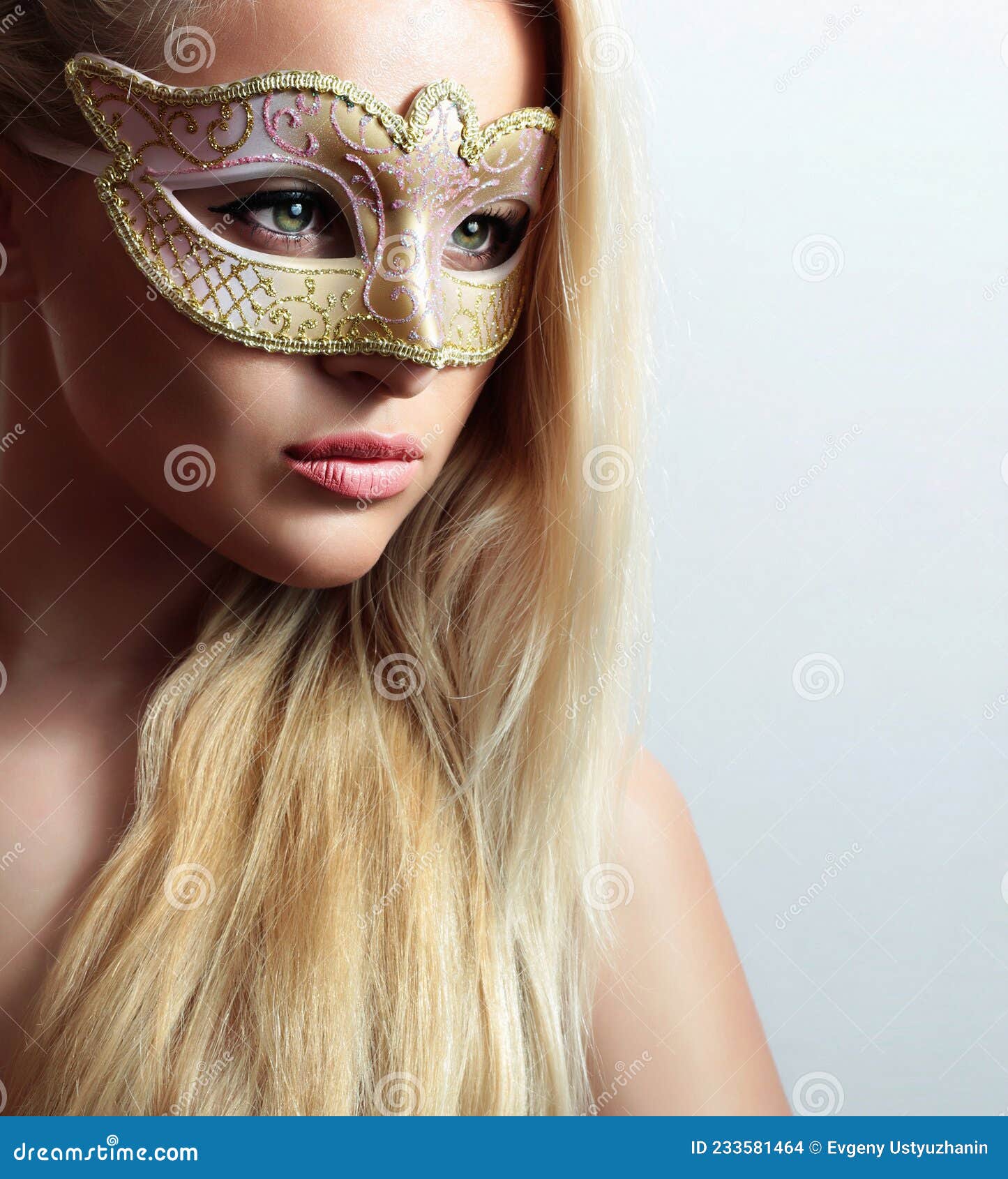 Блондинка в маске домашнее. Блондинка в маске. Блондинка в карнавальной маске. Женщина в маске блондинка. Блондинка с маской для лица.