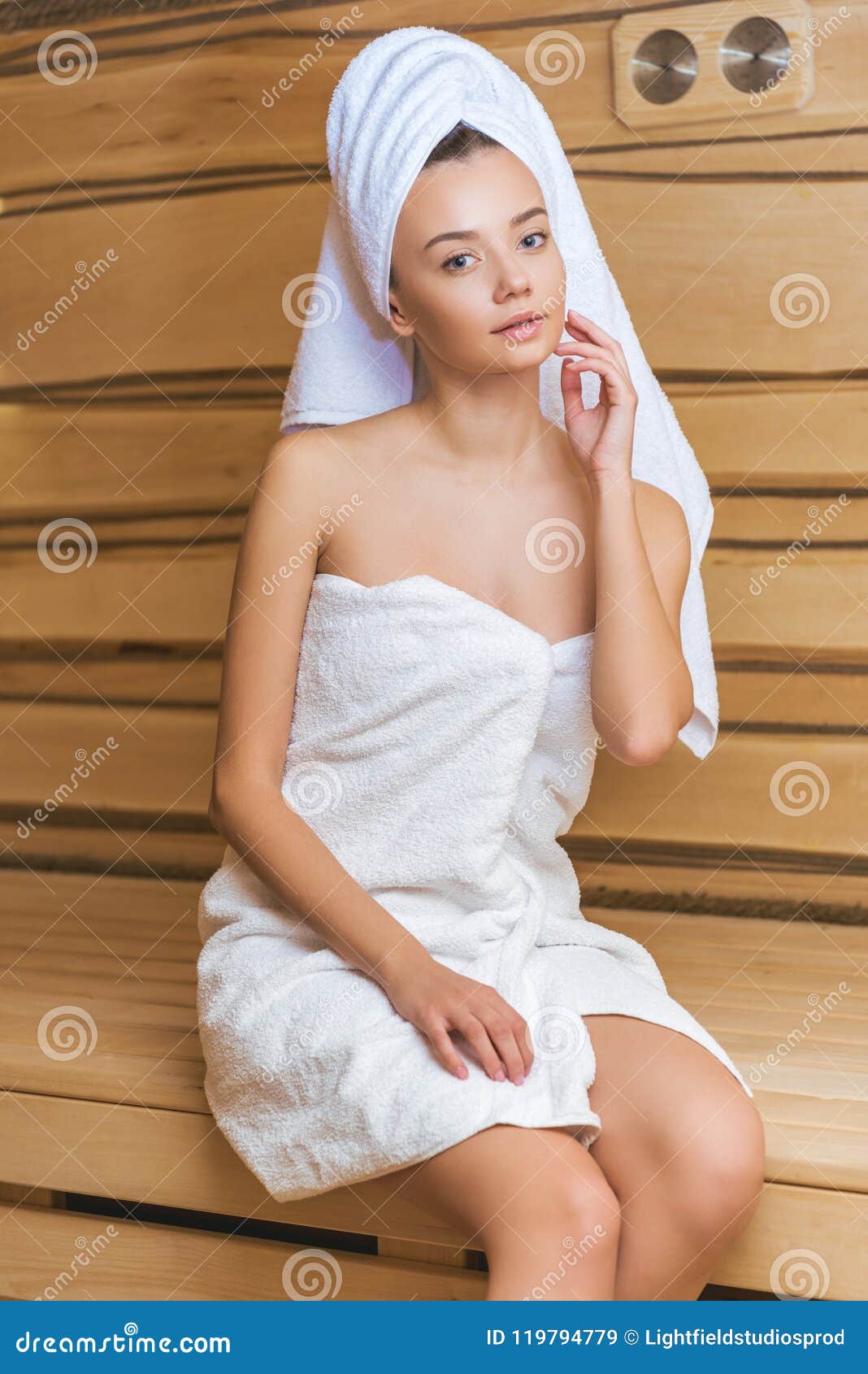 Работа в полотенце. Девушка в полотенце. Девушка в бананом пплаьенце. Девушка в бане в полотенце. Фотосессия полотенце девушка.