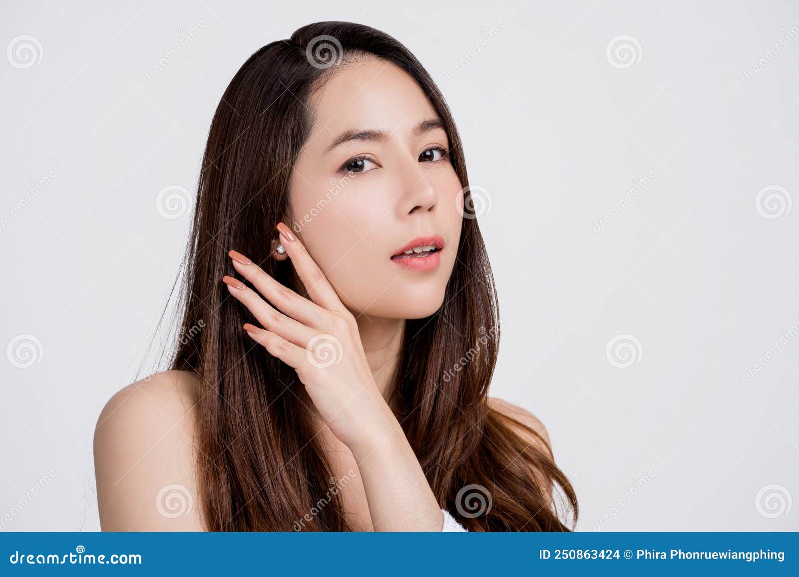 красивая молодая женщина с чистой свежей кожей. лечение лица девочки.  косметологическая красота и спа Стоковое Фото - изображение насчитывающей  рука, привлекательностей: 250863424