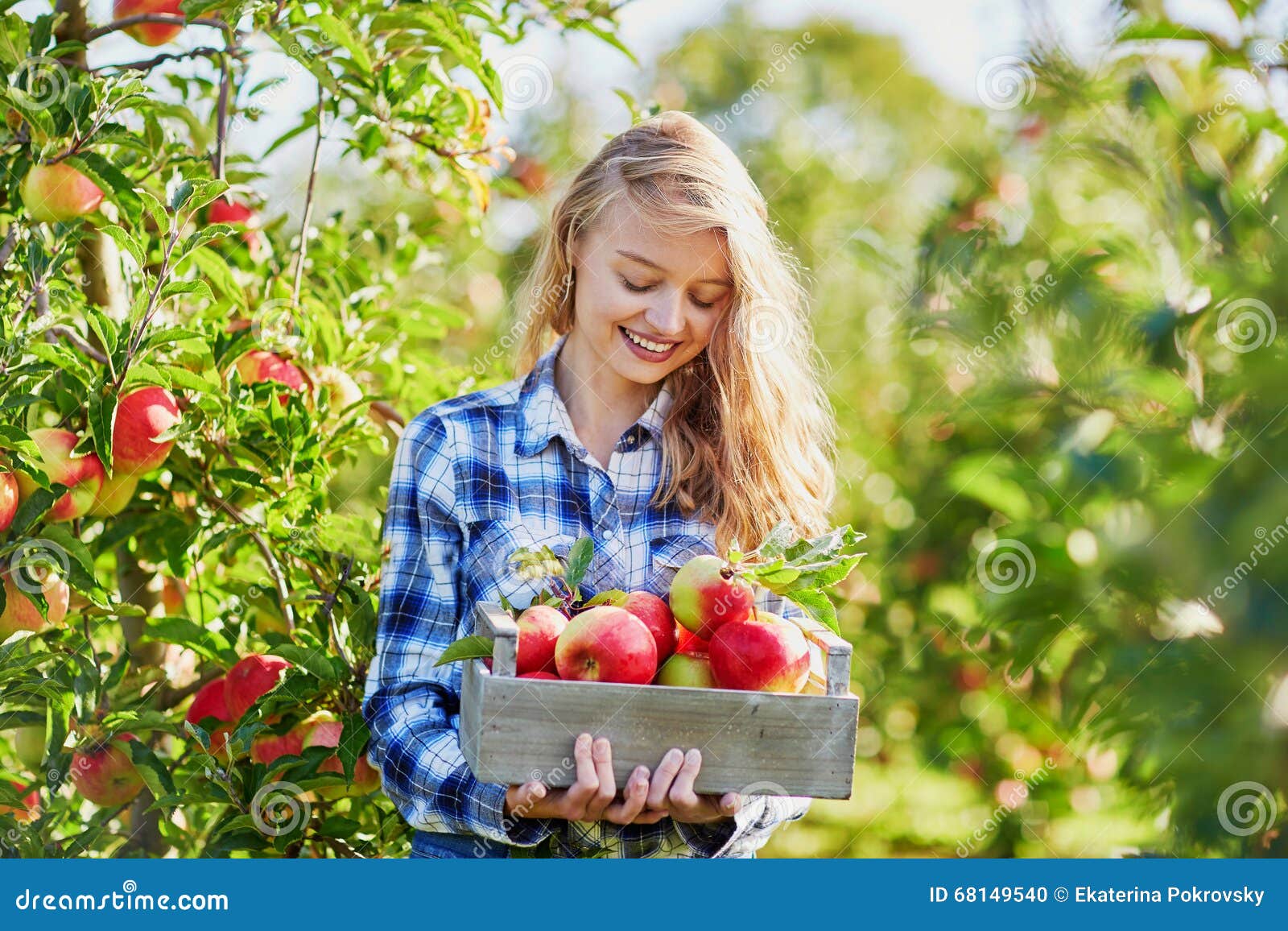 фрукты для детей. радость урожая. девушка с фруктами. девушка с урожаем. радость урожая.