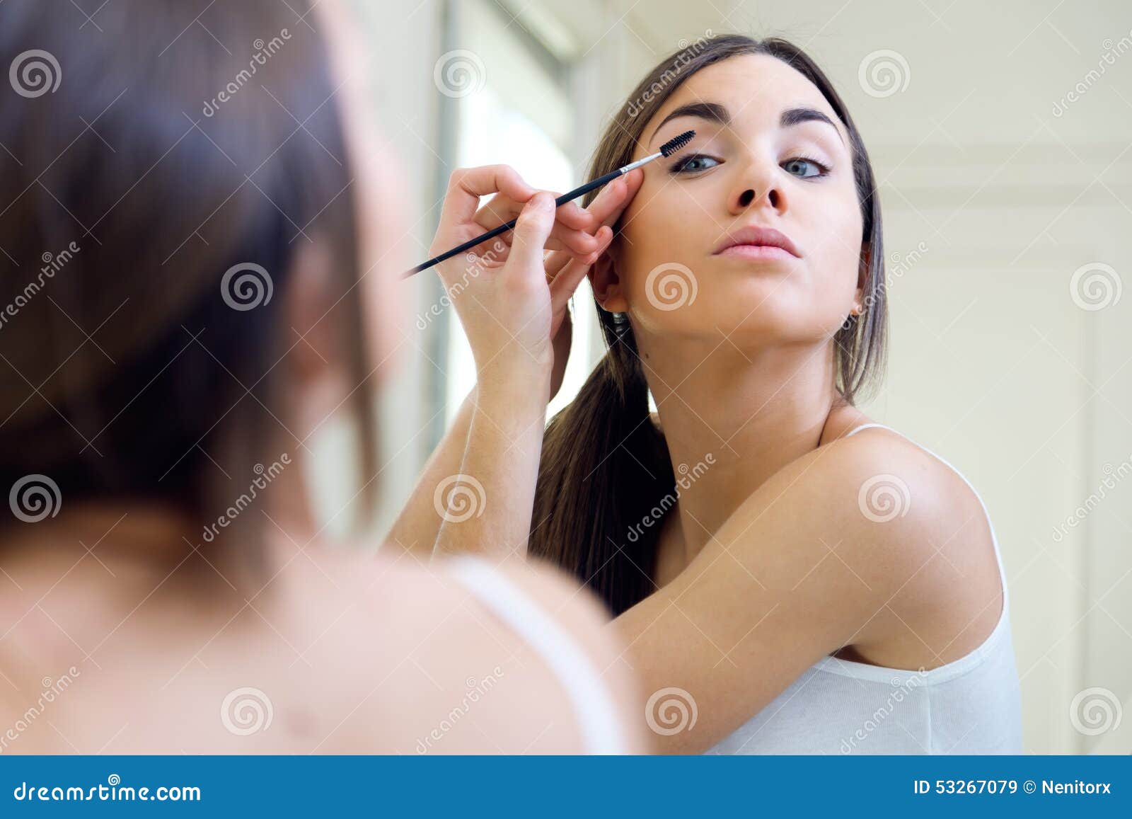 Девушка которая делает макияж. Девушка красится. Девушка которая делает макияж. Девушка делает макияж. Девушка делает макияж перед зеркалом.