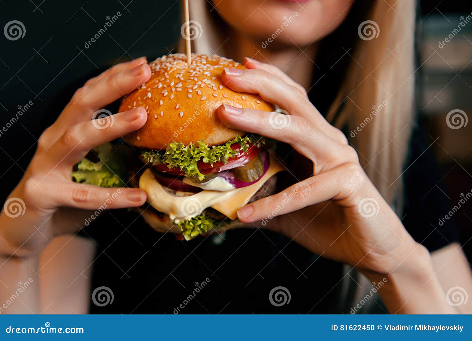 сахар прессованный твердый. самый большой бургер в мире. маленькое вкуснее большого. огромная печенька. бургер в руках.