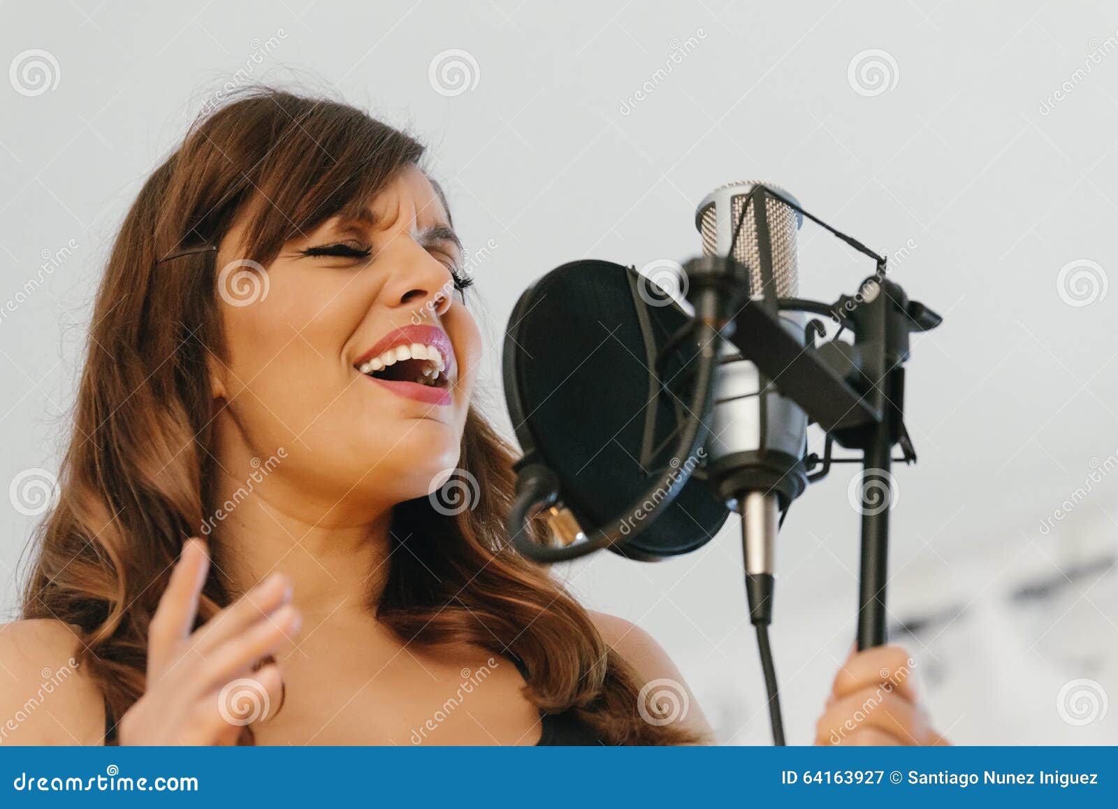 Пение нижний новгород. Занятия вокалом. Женщины обучаются вокалу. Уроки вокала для взрослых. Jpeg. Индивидуальный урок по вокалу.