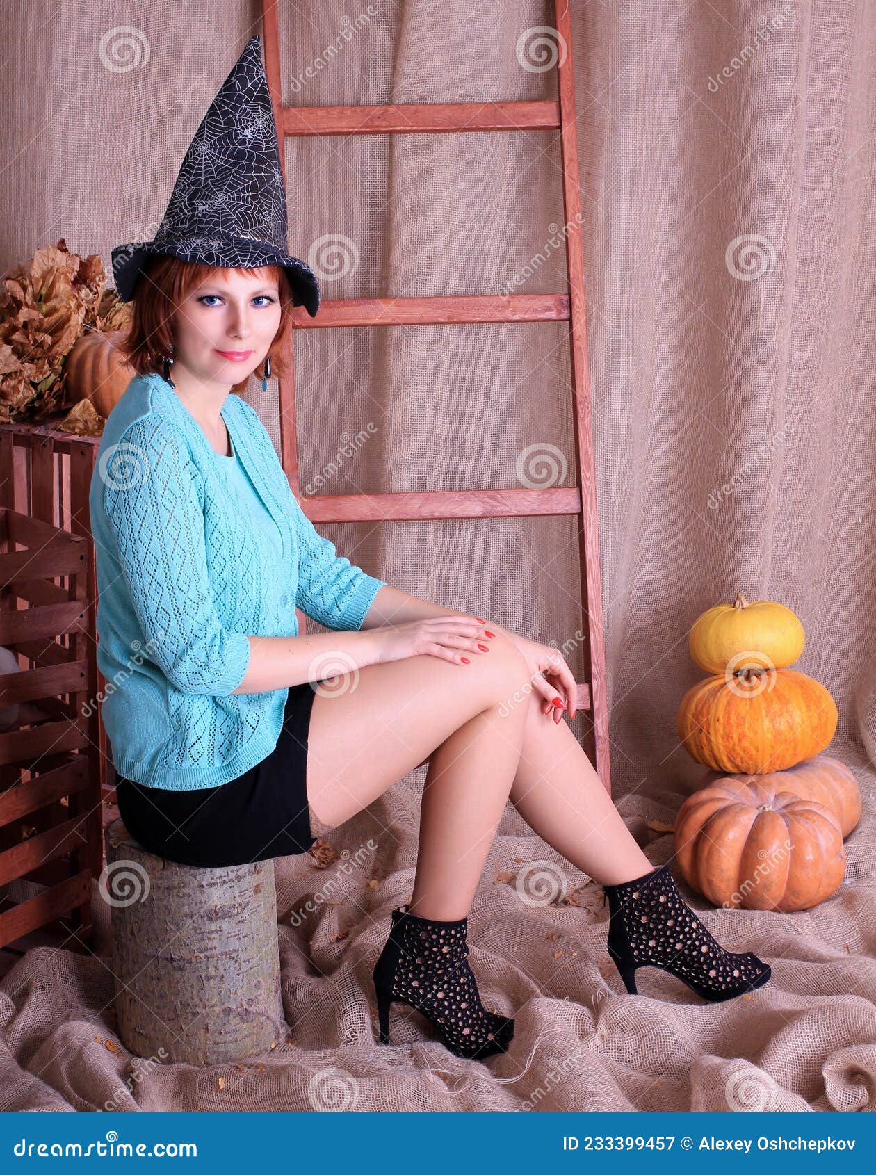 красивая рыжеволосая девушка в блестящих чулках и чёрная мини-юбка,  позирующая на вечеринке на Хэллоуин. Стоковое Изображение - изображение  насчитывающей платье, лилово: 233399457