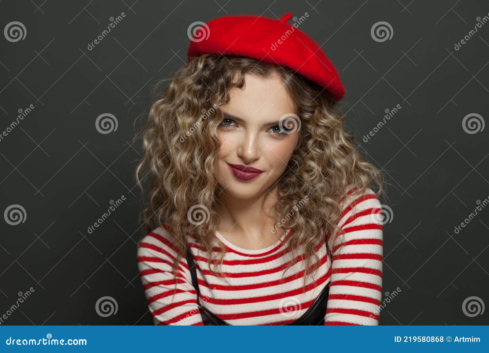 Jolie Brune Dans Un Béret Rouge Tenant Un Magazine Dans Un Café En Plein Air Pho