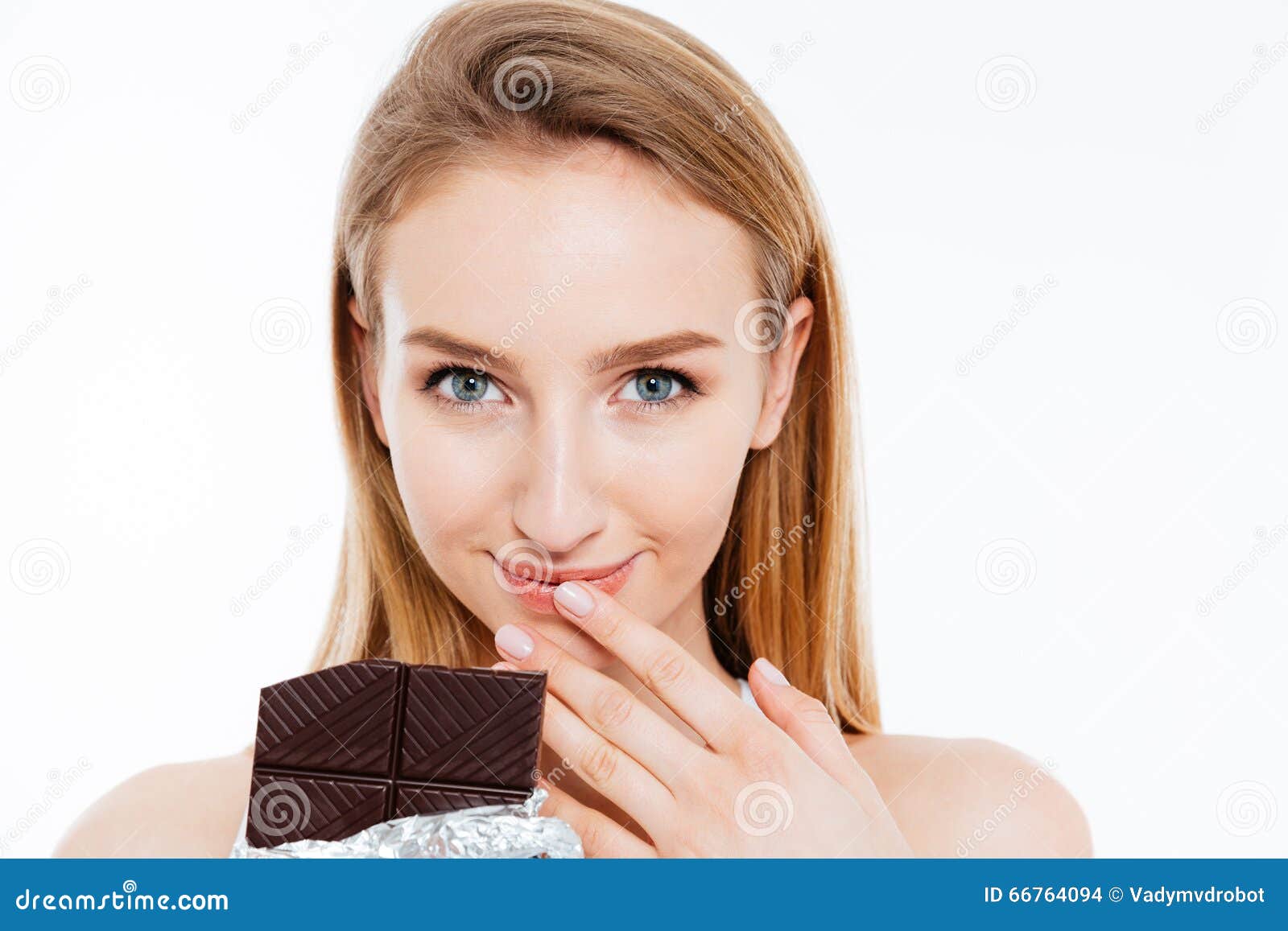 Я растекаюсь в улыбке как шоколадка. Шоколад улыбка. Шоколадки на хэллоуин. Девушка ест шоколад. Я растекаюсь в улыбке как шоколадка.