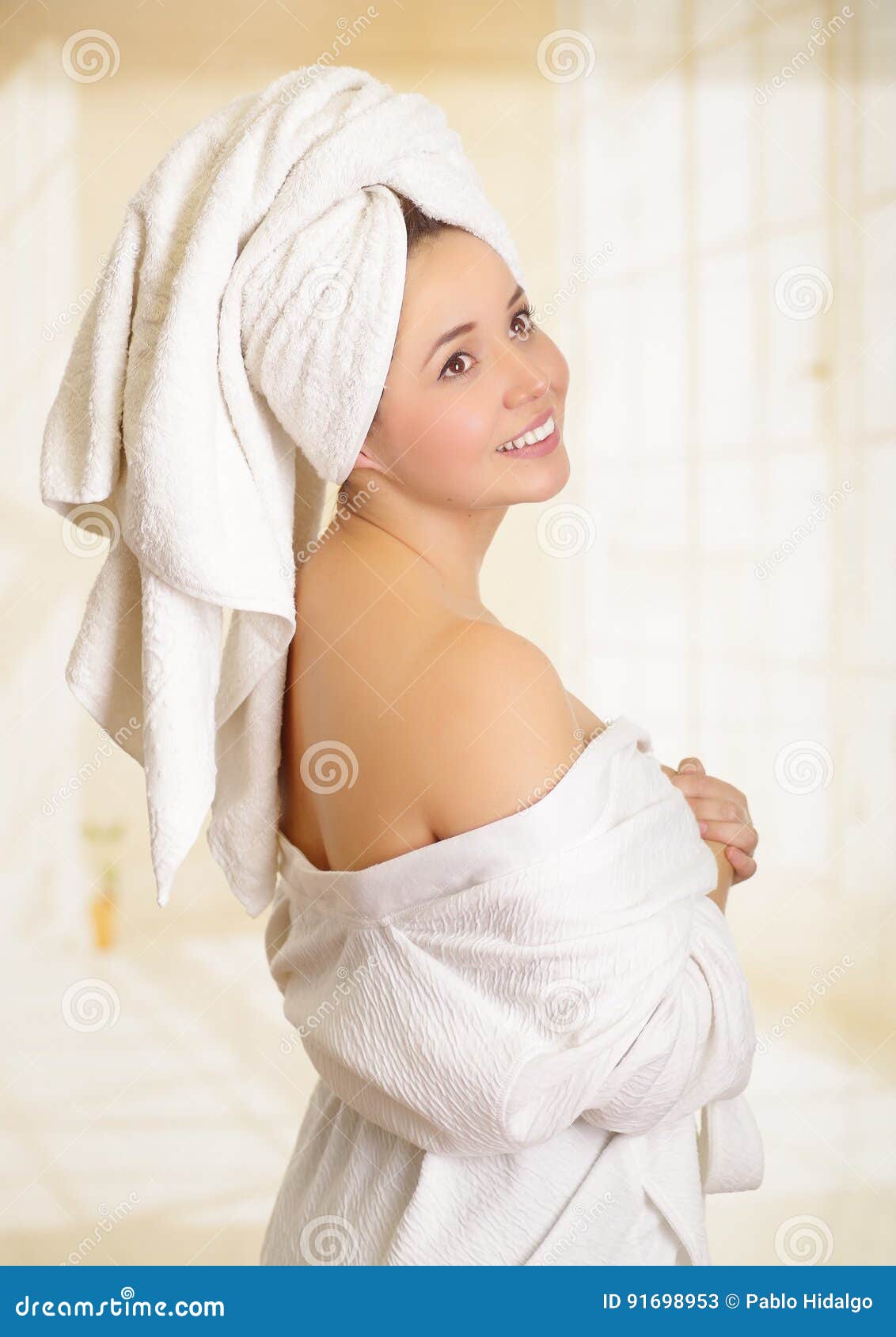 Прикрылась полотенцем. Женщина в полотенце. Девушка с полотенцем в руках. Девушка в белом полотенце. Девушка с полотенцем на голове.