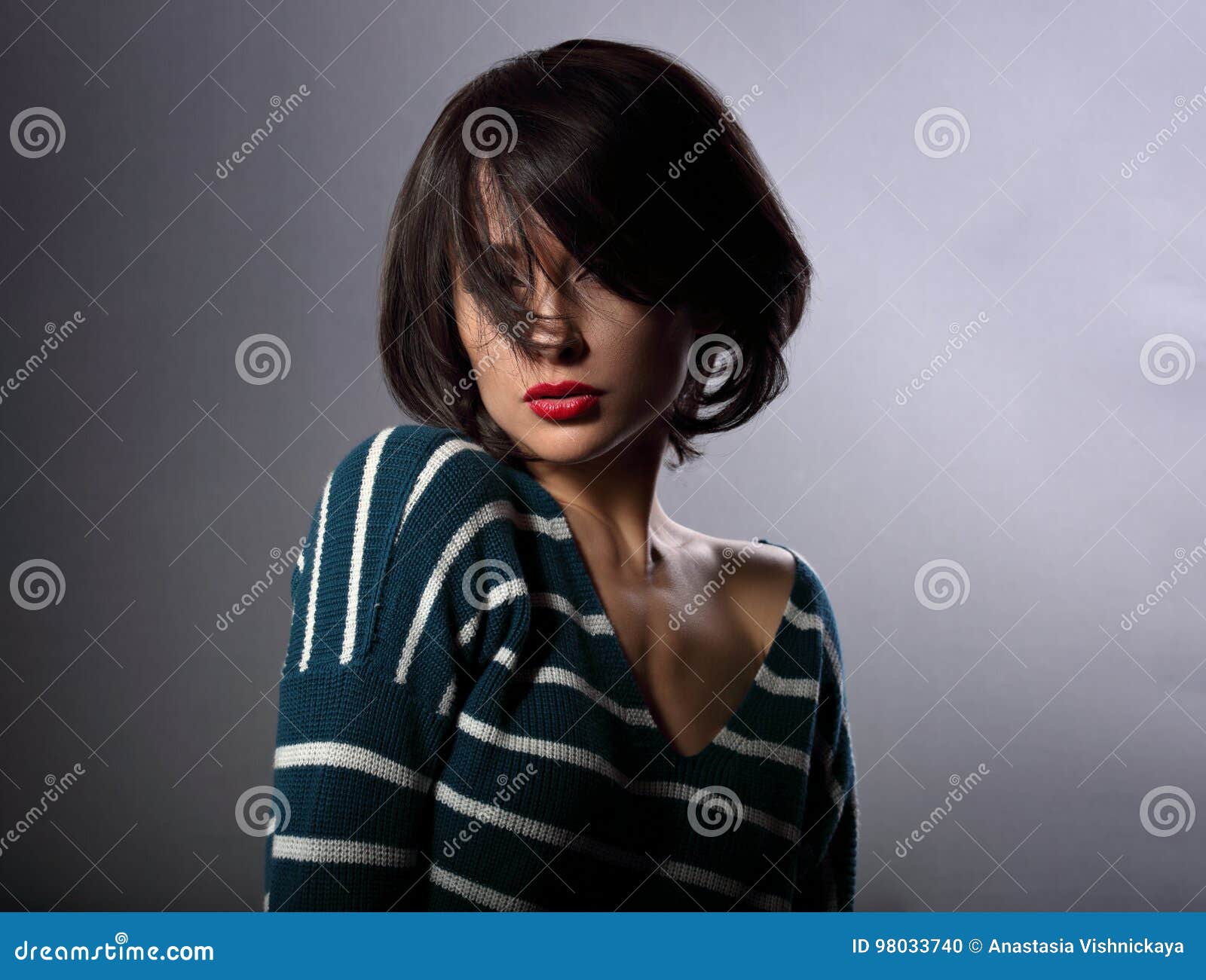 Krasivaya Enjoing Zhenshina Dvigaya I Tryasya Ee Korotkie Chernye Volosy Stokovoe Foto Izobrazhenie Naschityvayushej Enjoing Korotkie 98033740