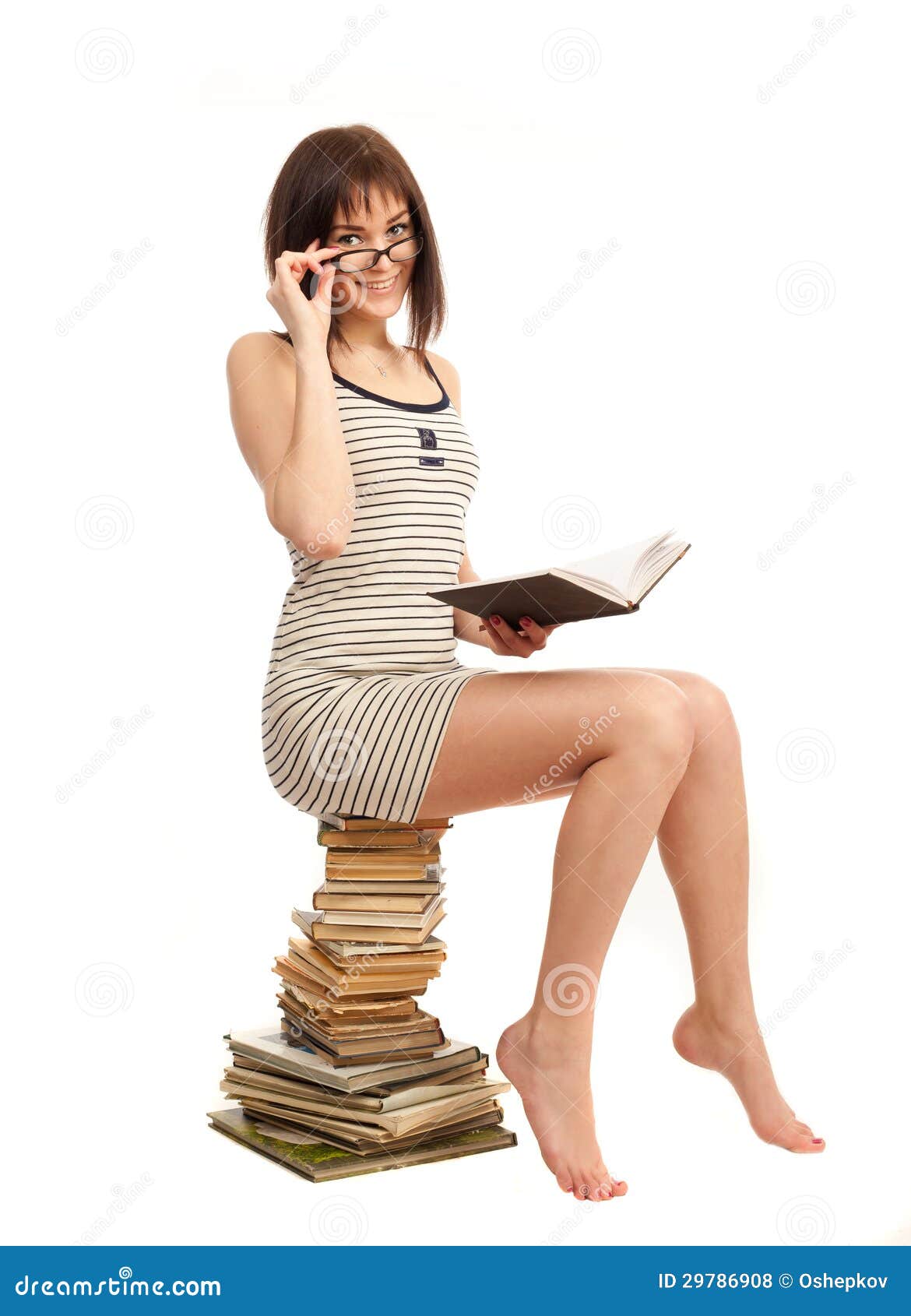 Девушка читает на прозрачном фоне. Девушка с книжками на белом фоне. Девушка с книгой клипарт. Женщина сидит на книгах. Женщина сидит на книгах.